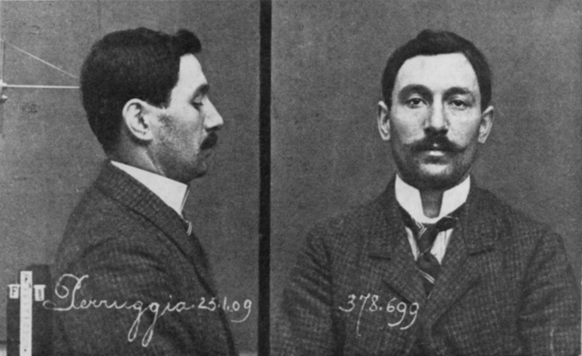 Polizeifoto von Vincenzo Peruggia aus dem Jahr 1913. Der Italiener, der im Bild einen Anzug trägt, ist im Profil und in Vorderansicht zu sehen. Er hatte zuvor die Mona Lisa gestohlen.