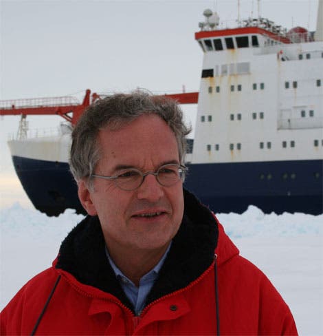 Klimaforscher Peter Lemke vor dem Forschungsschiff Polarstern des Alfred-Wegener-Instituts