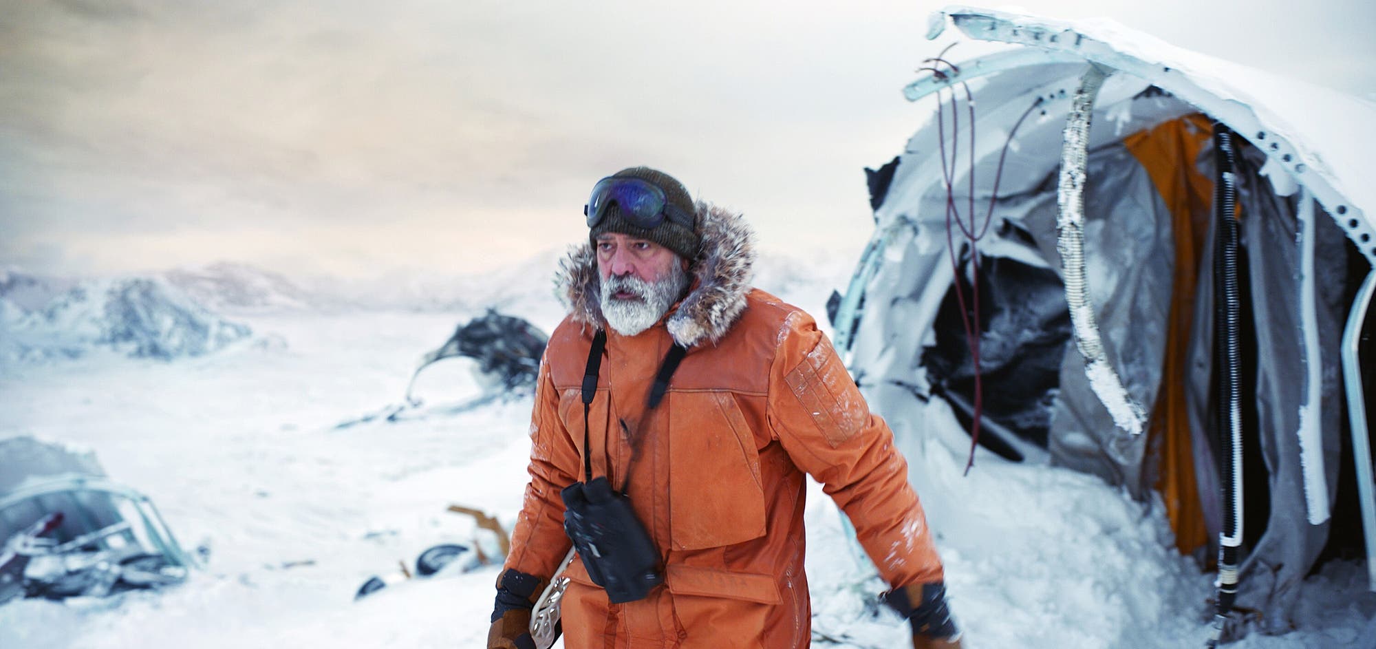 Während alle anderen Wissenschaftler und Mitarbeiter für das Ende der Welt zu ihren Familien heimkehren, verbleibt Augustine (George Clooney) allein auf der Forschungsstation mitten in der Arktis.