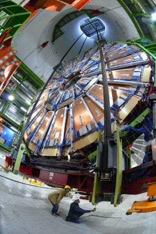 Absenkung eines CMS-Detektor-Teils im LHC