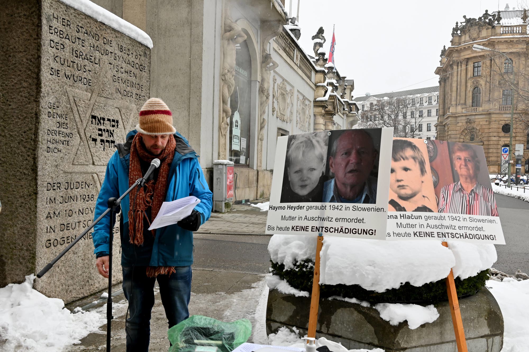 Anfang 2021 spricht Christoph Schwarz vom Verein »Geraubte Kinder – vergessene Opfer« bei einer Demonstration in München. 