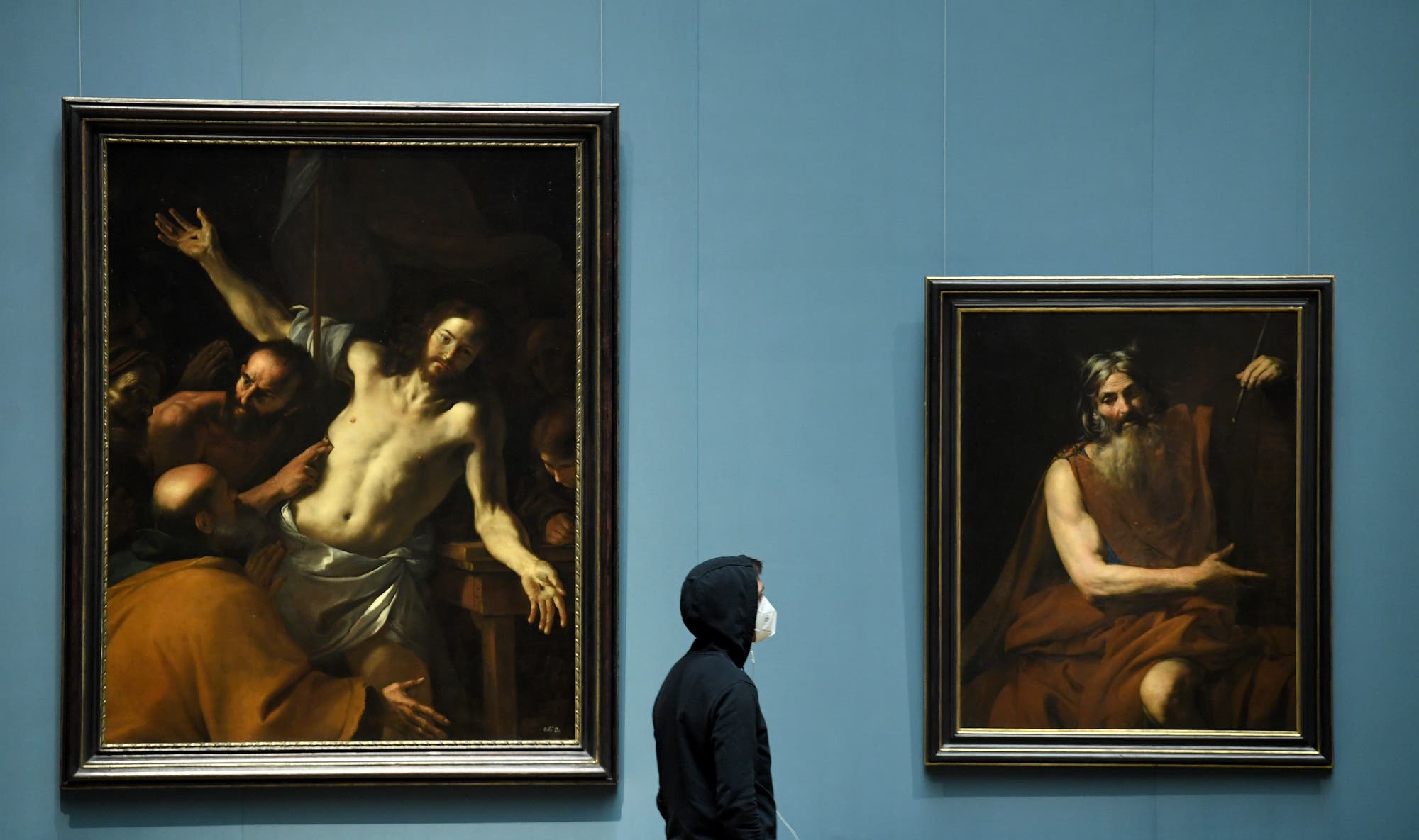 Ein Besucher im Kunsthistorischen Museum in Wien am ersten Öffnungstag des Museums nach dem Lockdown