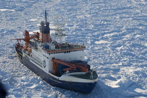 Polarstern bei ihrer Reise durchs Weddell-Meer