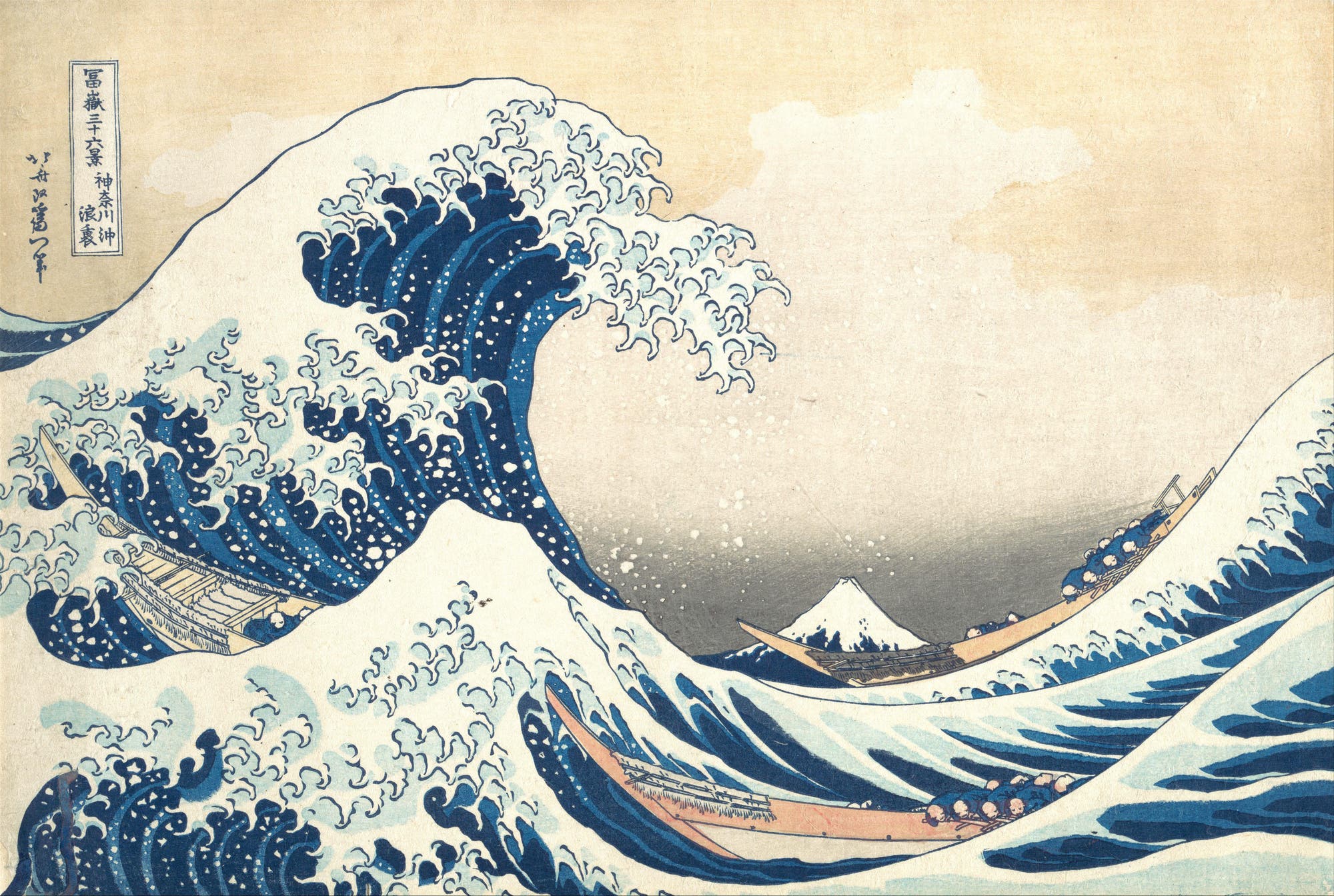 Das berühmte japanische Holzschnittbild »Die große Welle vor Kanagawa« von Katsushika Hokusai zeigt eine riesige, gebogene Welle, die mehrere Boote mit Ruderern zu verschlingen droht. Im Hintergrund ist der schneebedeckte Gipfel des Berges Fuji zu sehen. Die Wellen sind detailliert mit Schaumkronen dargestellt. Links oben befinden sich japanische Schriftzeichen.