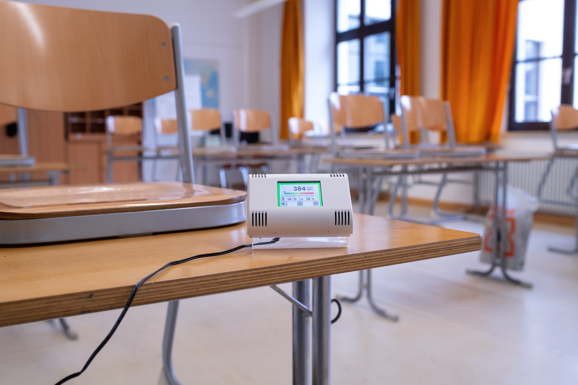 Ein Messgerät für Kohlendioxid steht in einem leeren Klassenzimmer einer bayerischen Mittelschule.