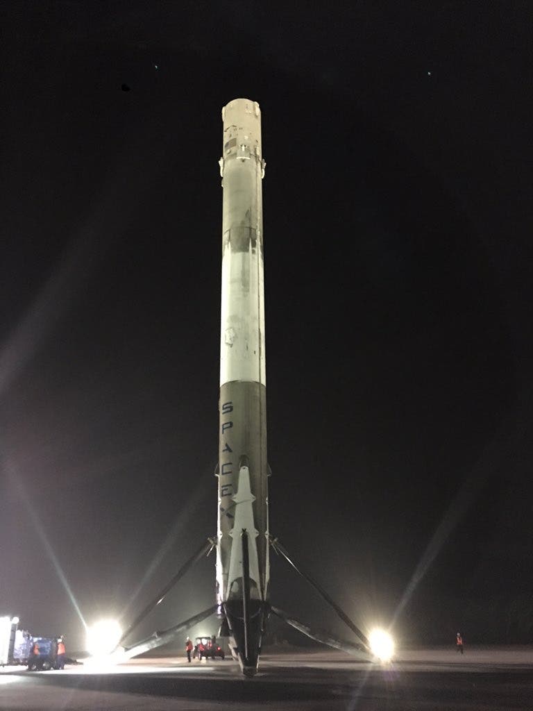 Gelandet! Die intakte erste Stufe der Trägerrakete Falcon-9