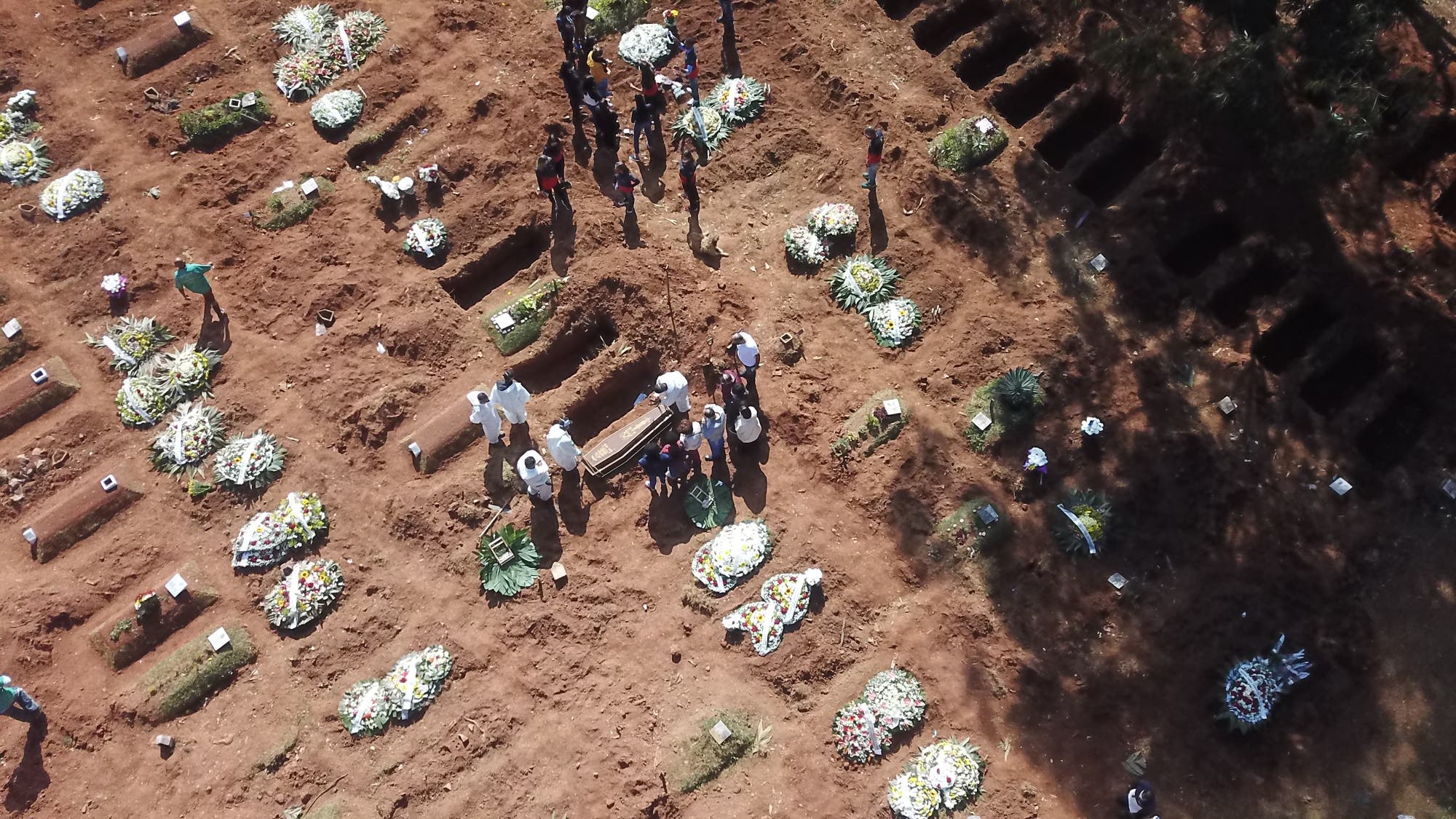 Tausende Menschen starben allein im Mai 2021 in Sao Paulo an den Folgen von Corona, Tausende Gräber wurden ausgehoben.