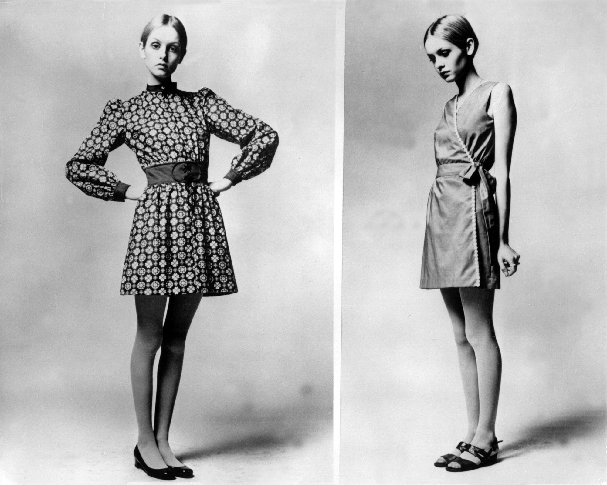 Twiggy trägt am 18.1.1968 Minikleider aus ihrer eigenen Sommerkollektion. Links ein bedrucktes Kleid mit langen Ärmeln aus Baumwolle mit breitem Gürtel. Rechts ein schmal geschnittenes Wickelkleid für den Sommer.