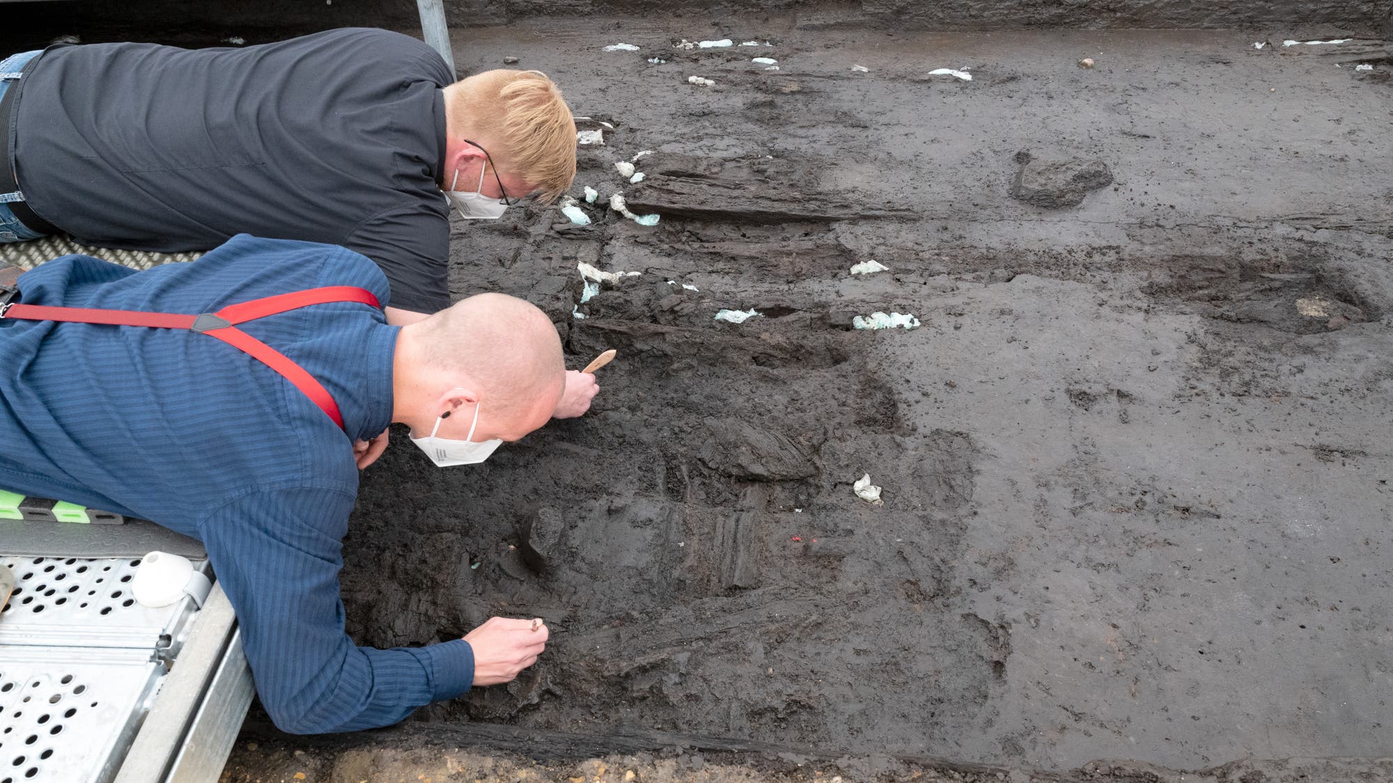 Mitarbeiter vom Landesamt für Denkmalpflege untersuchen das Grab aus der Zeit um 600 v. Chr. 