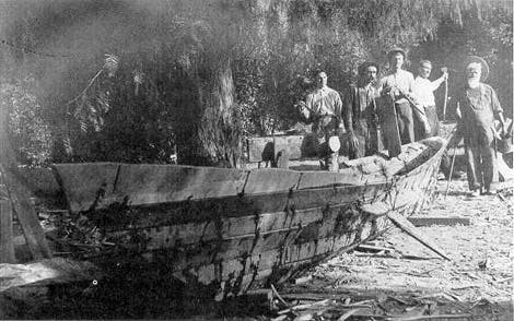 Rekonstruiertes Kanu der Chumash-Indianer