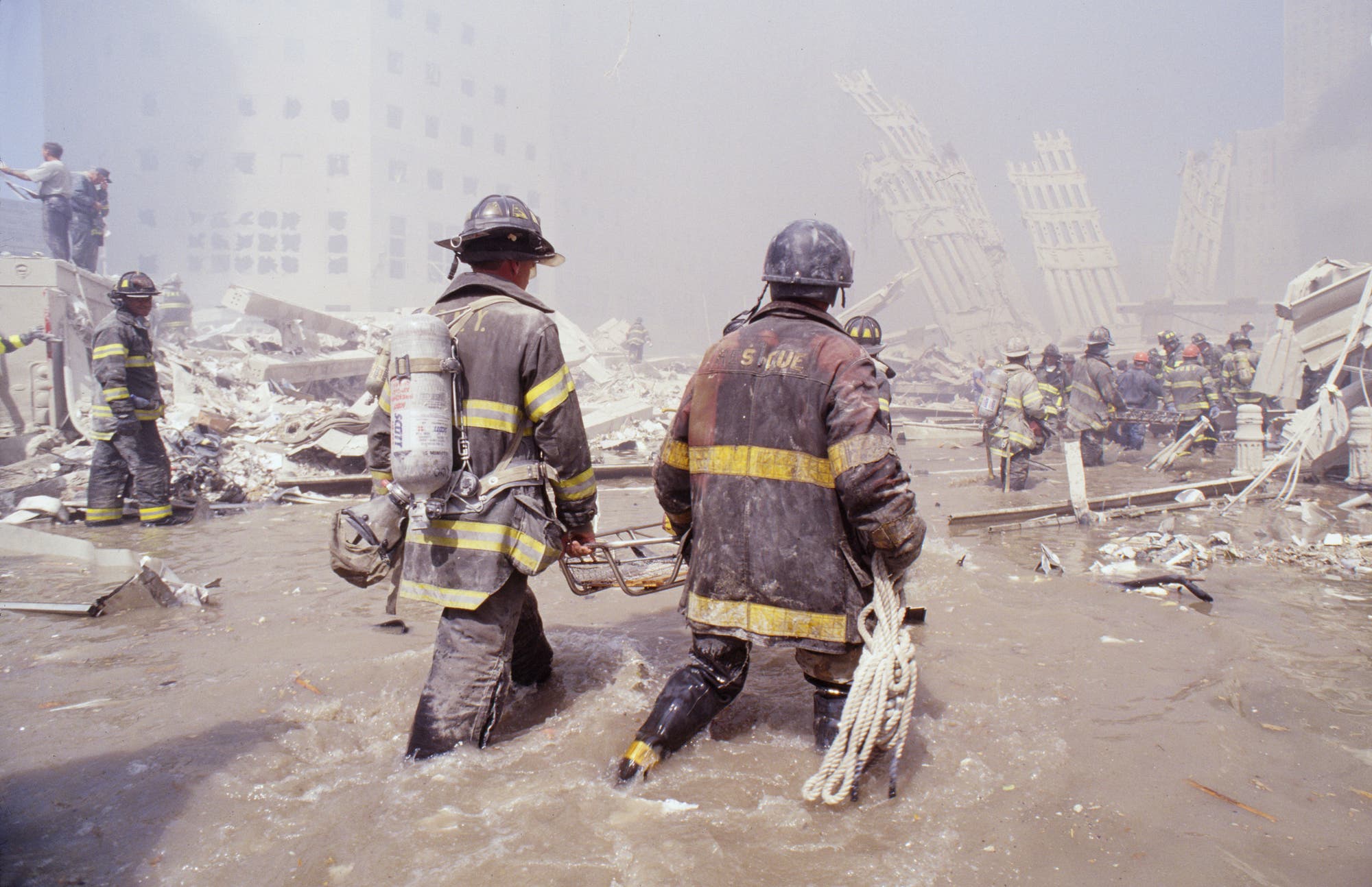 Feuerwehrleute der New Yorker Feuerwehr hofften am 11. September 2001 noch Überlebende in den Trümmern des zweiten Turms zu finden.