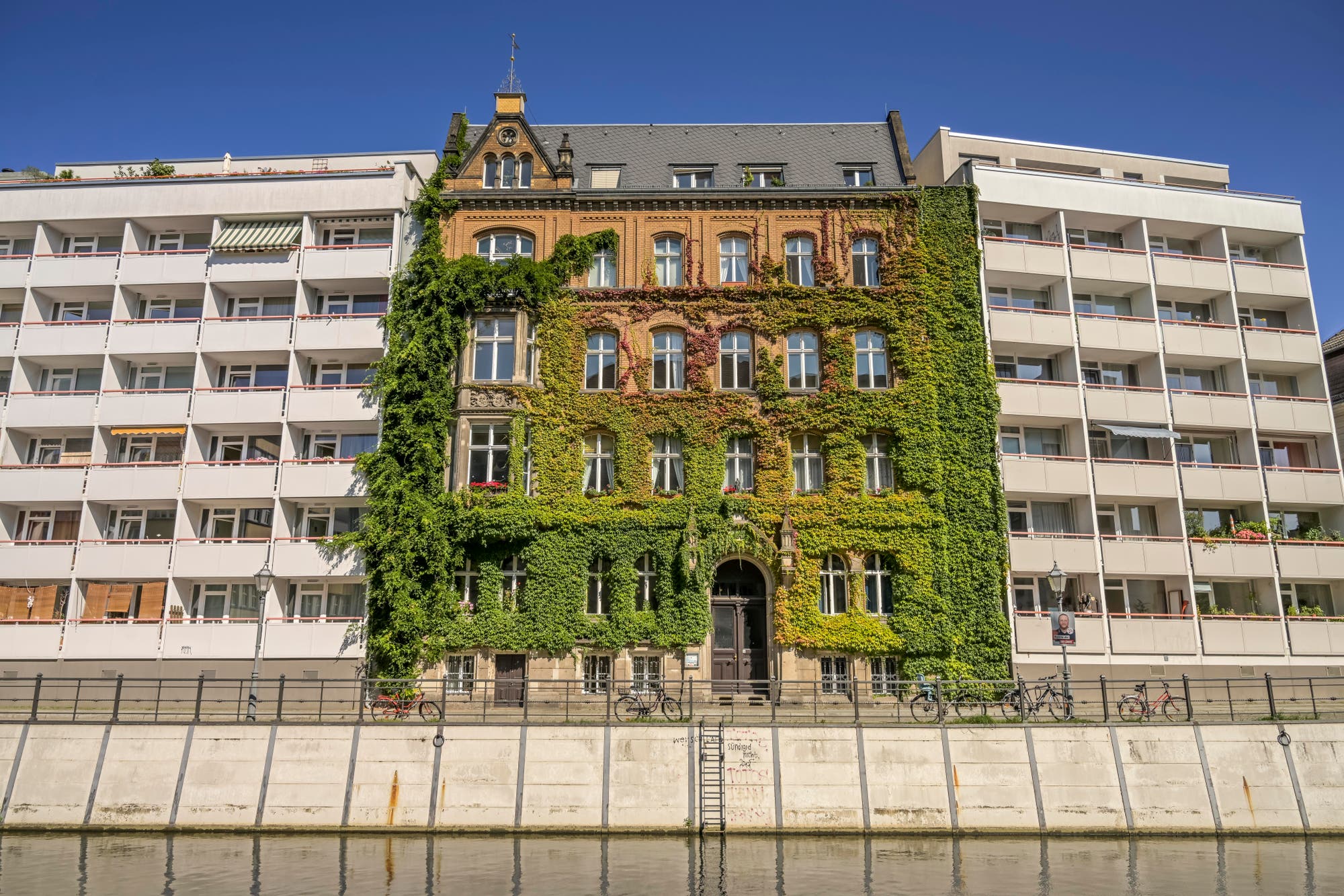 Grüne Fassade in Berlin