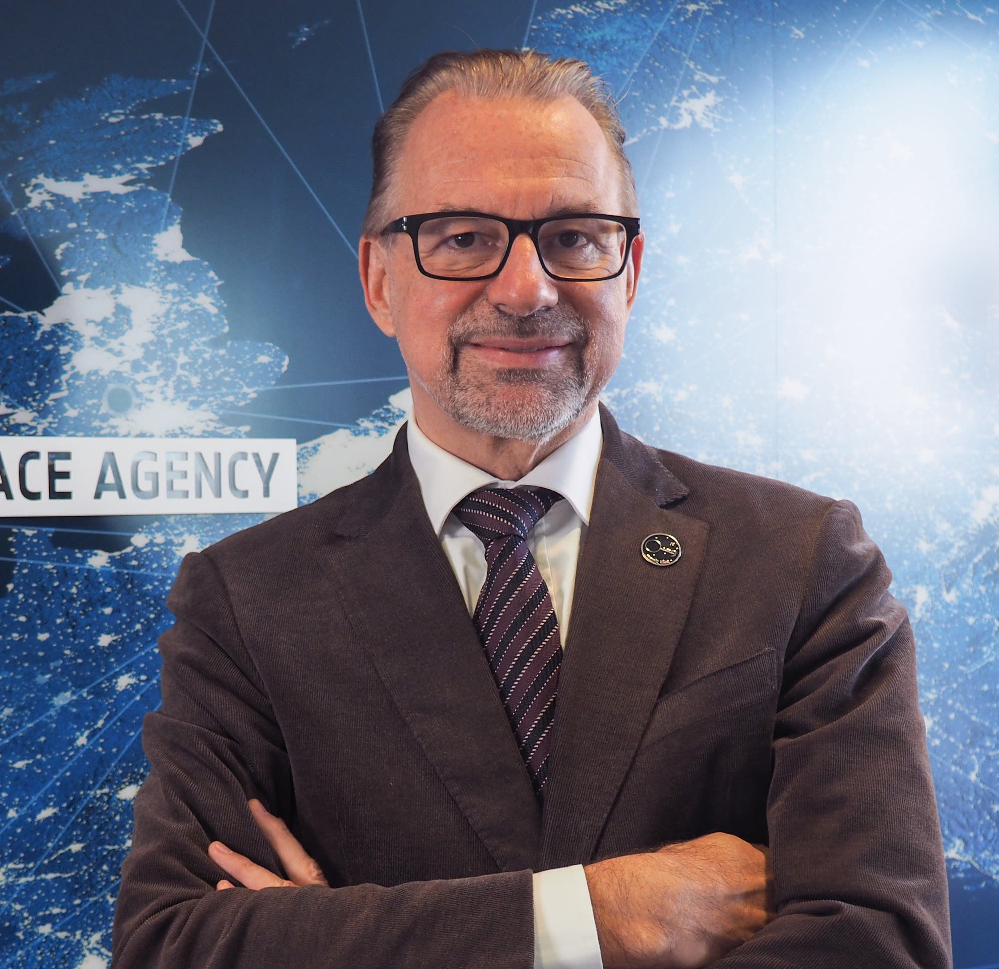 Der gebürtige Österreicher ist seit März 2021 Generaldirektor der Europäischen Weltraumorganisation (ESA), deren Sitz sich in Paris befindet.