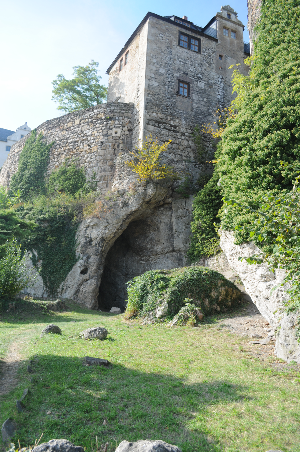 Die Ilsenhöhle befindet sich unterhalb der Burg Ranis in der gleichnamigen Stadt in Thüringen. Archäologen entdeckten dort die Spuren eines altsteinzeitlichen Lagerplatzes.