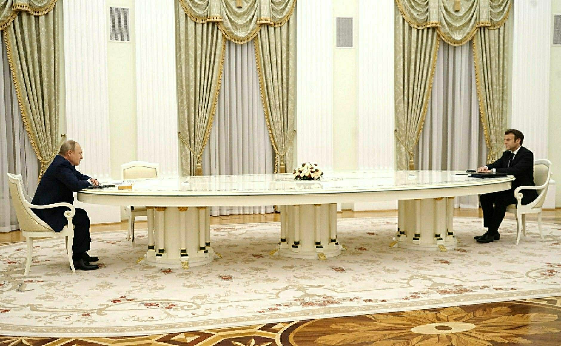 Ein riesiger Tisch, an dem Putin und Macron am 7. Februar 2022 sich gegenübersitzen.