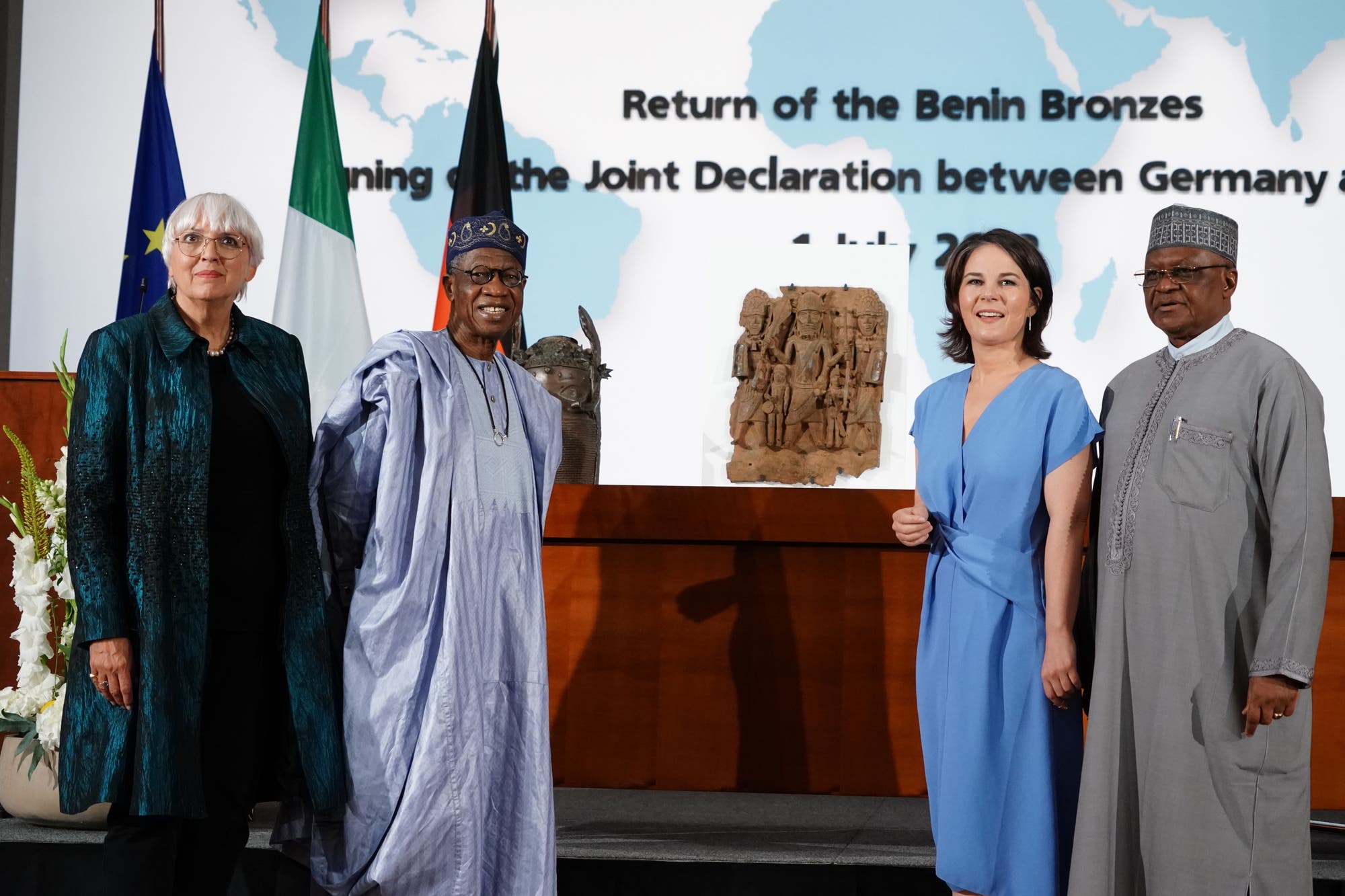 Am 1. Juli 2022 haben Kulturstaatsministerin Claudia Roth, der nigerianische Kulturminister Lai Mohammed, die deutsche Außenministerin Annalena Baerbock sowie der Außenminister von Nigeria, Zubairu Dada, (von links nach rechts) eine Absichtserklärung unterzeichnet.