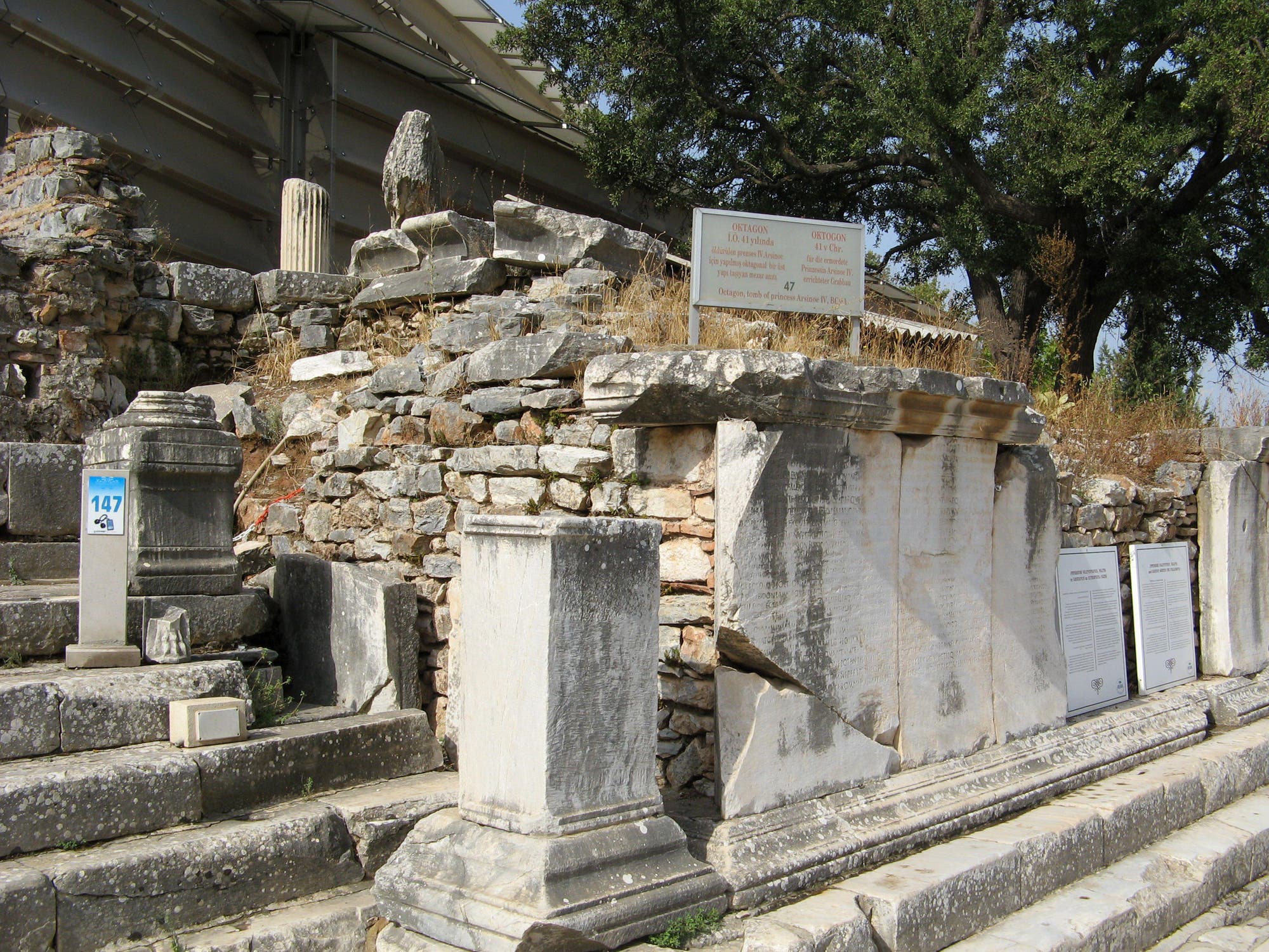 Die Überreste des antiken Oktogons an der Kuretenstraße in Ephesos.