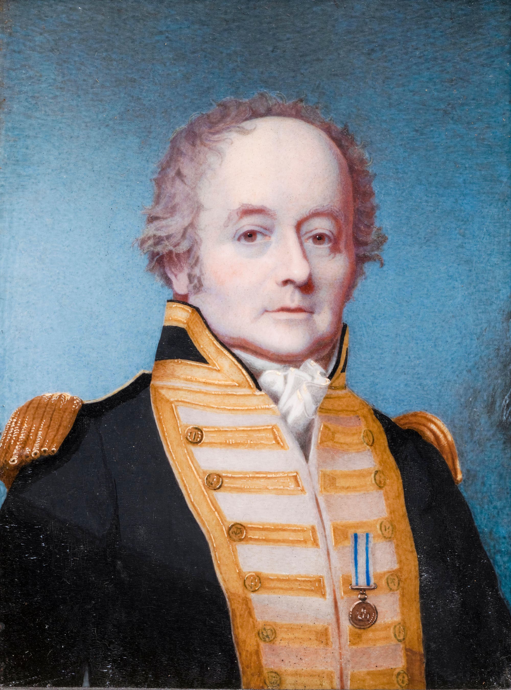 Ein historisches Porträt eines Mannes in einer Marineuniform mit goldenen Epauletten und Knöpfen. Der Hintergrund ist blau, und der Mann trägt eine weiße Halsbinde. Auf seiner Brust ist eine Medaille mit einem blauen Band zu sehen. 