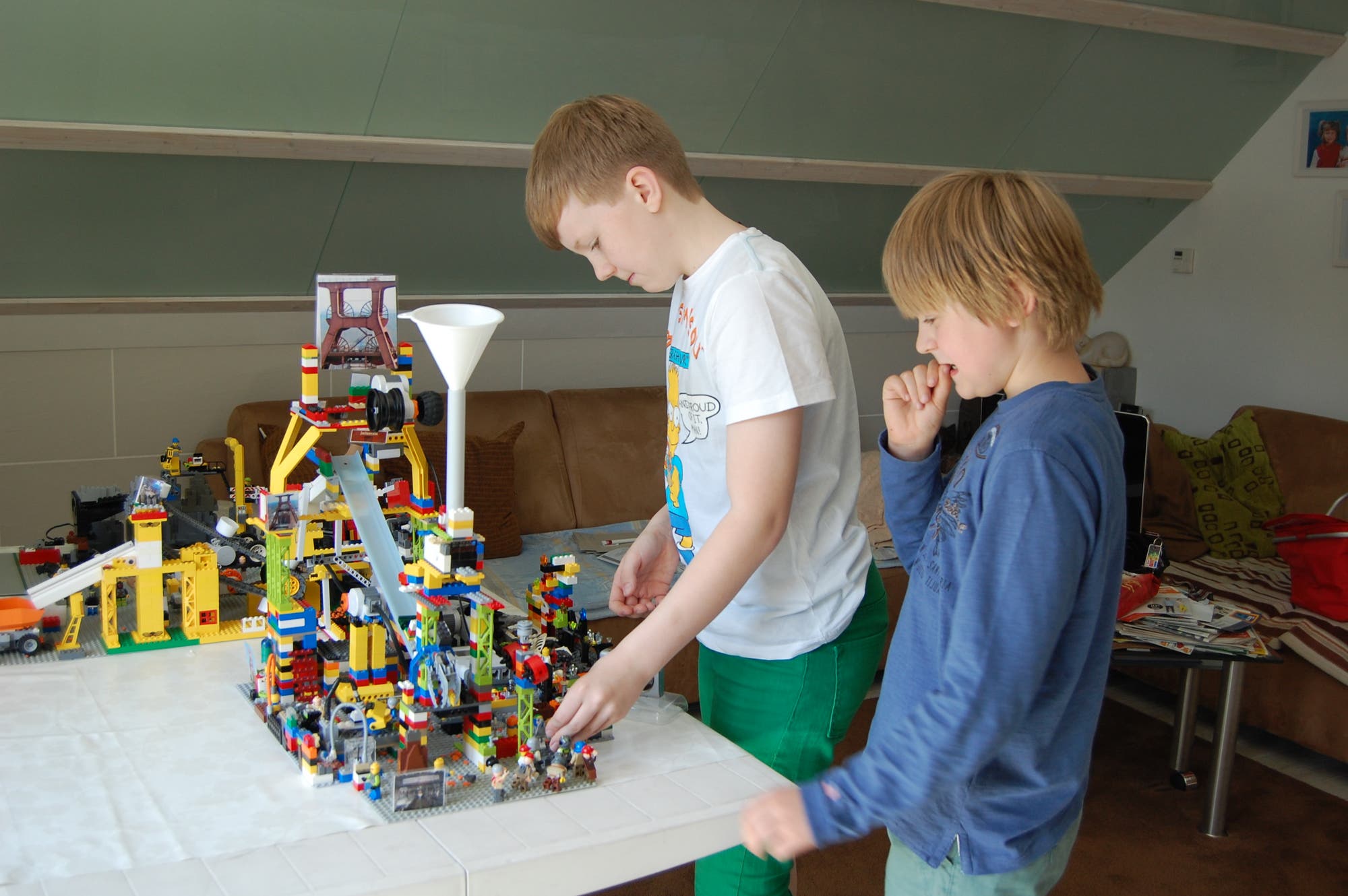 Marcel und Fynn beim Bau der Lego-Zeche.