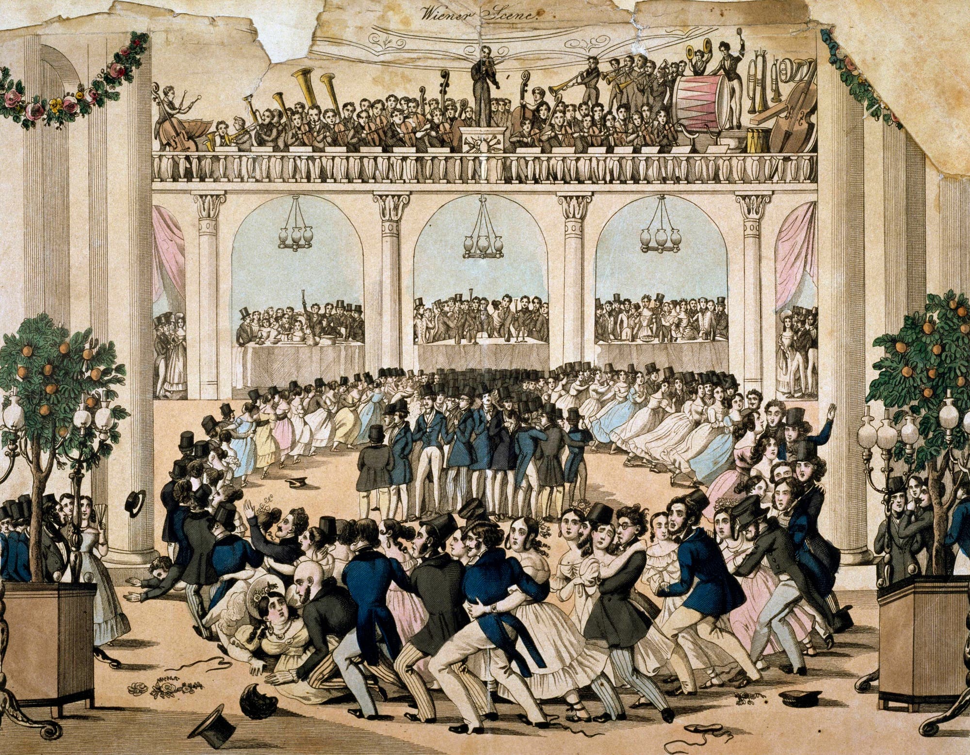 Eine historische Illustration zeigt eine lebhafte Ballszene in einem großen Festsaal. Im Vordergrund tanzen Paare dicht aneinandergedrängt in eleganter Kleidung des Biedermeier, während im Hintergrund ein Orchester auf einem Balkon spielt. Die Tanzenden bilden eine kreisförmige Polonaise und stolpern teils übereinander. Die Szene vermittelt eine ausgelassene Atmosphäre. Oben ist der Schriftzug "Wiener Scene" zu sehen.
