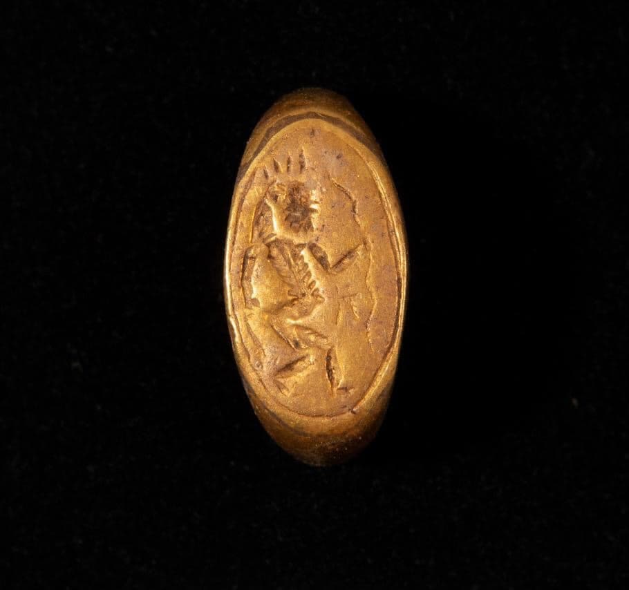 Auf einem Goldring aus einem Grab in Amarna ist der kleinwüchsige Bes abgebildet.