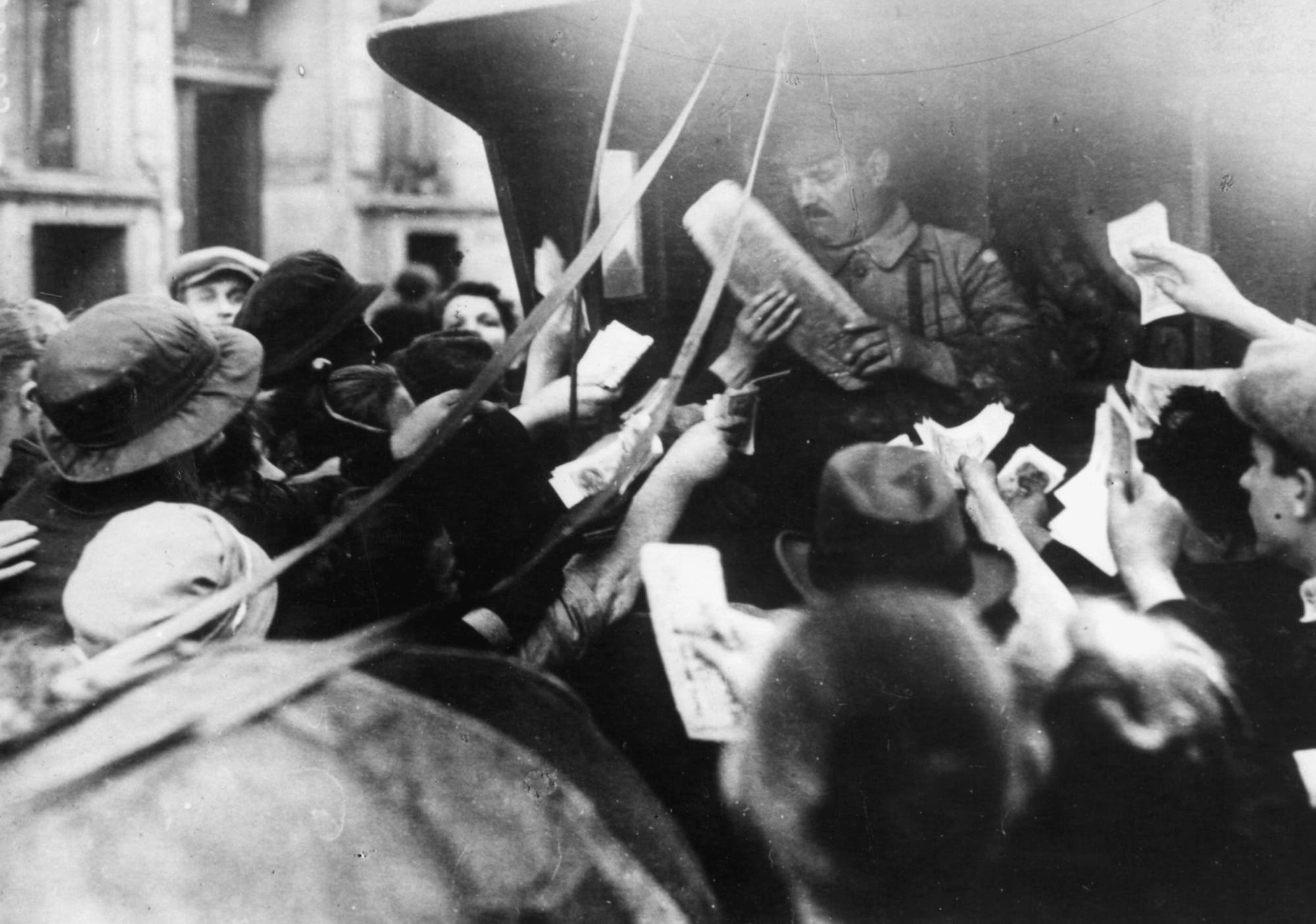 Menschen drängen sich um einen Bäckerstand im Jahr 1923.