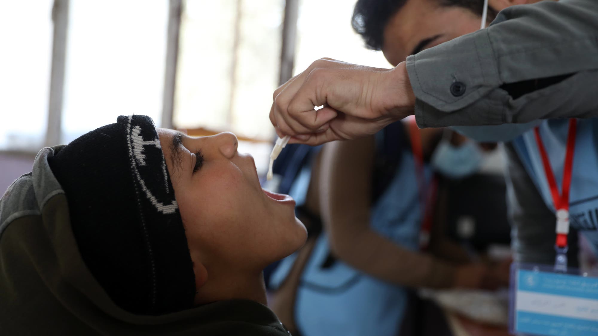 Ein junges Mädchen erhält die Schluckimpfung gegen Cholera.