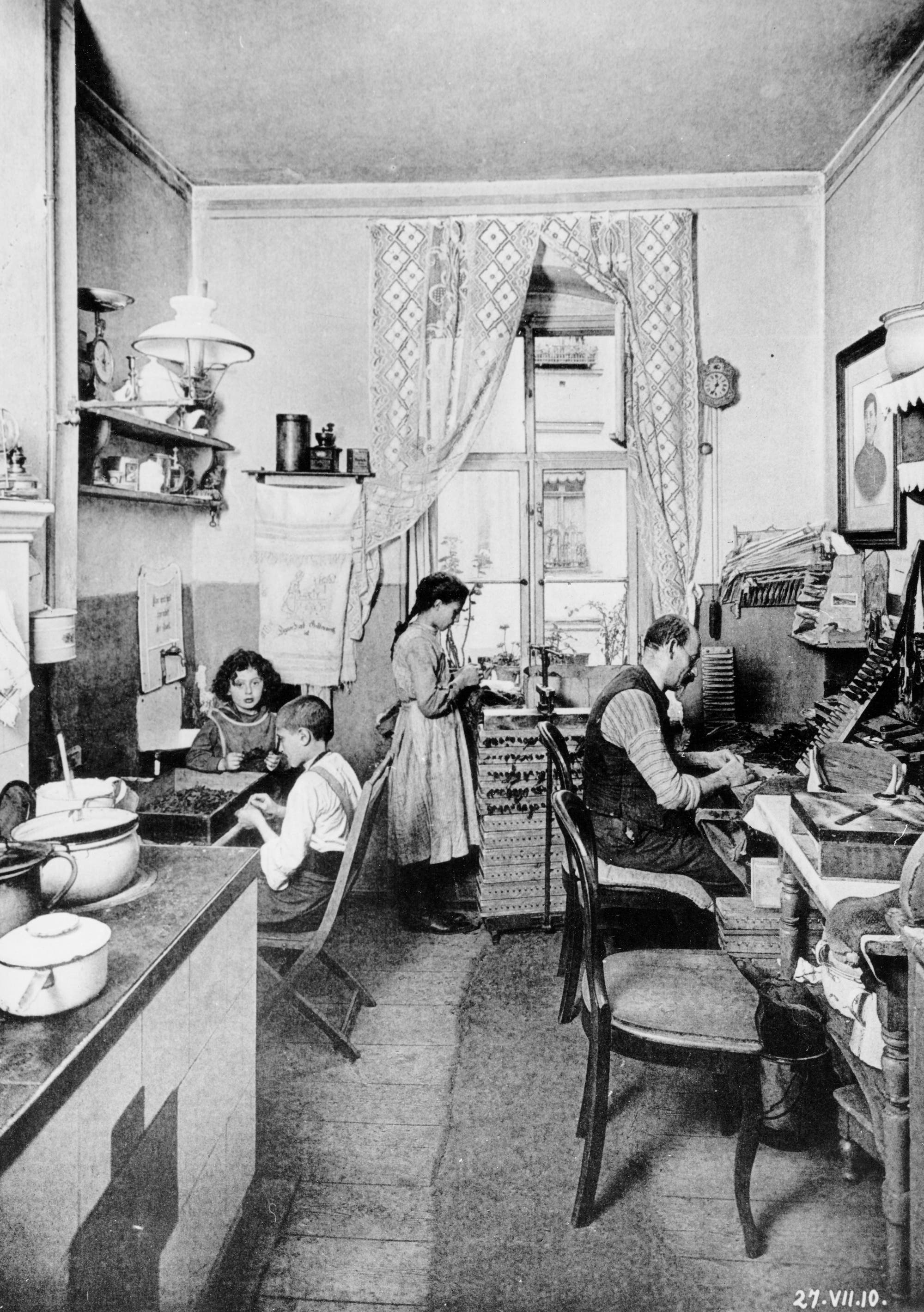 Die Küche in einer Berliner Wohnung um 1910, die zugleich als Werkstatt diente.