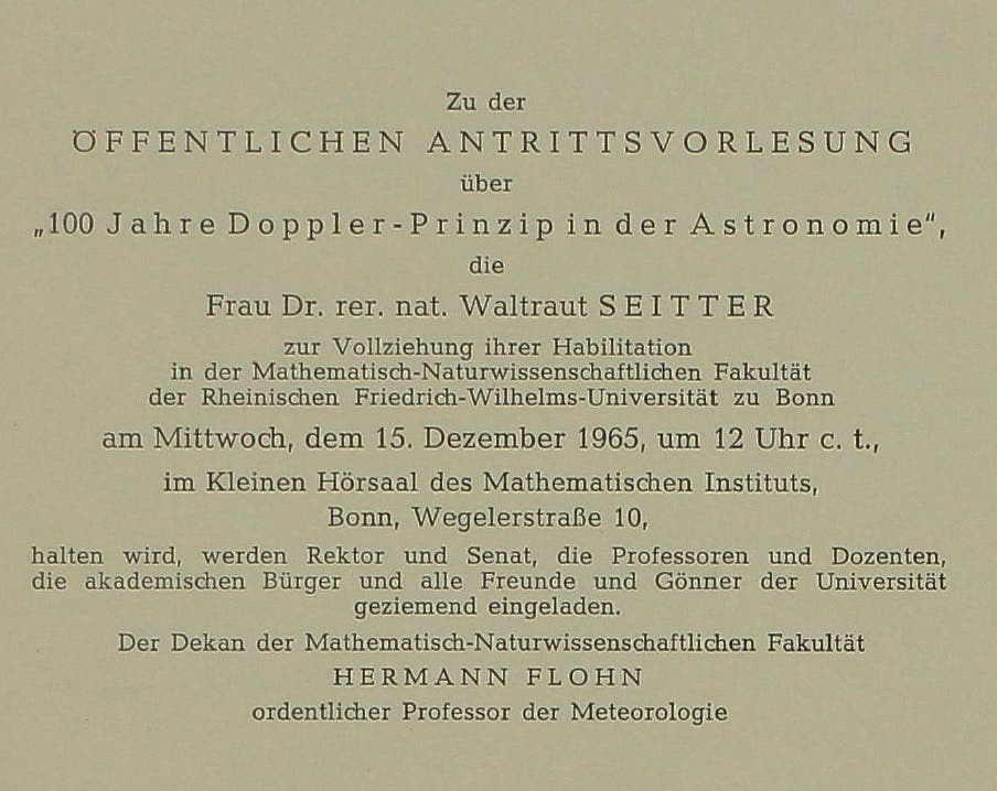 Einladung zu einer öffentlichen Antrittsvorlesung mit dem Titel »100 Jahre Doppler-Prinzip in der Astronomie« von Frau Dr. Waltraut Seitter. Die Veranstaltung findet am Mittwoch, dem 15. Dezember 1965, um 12 Uhr im Kleinen Hörsaal des Mathematischen Instituts der Universität Bonn statt. Die Vorlesung ist Teil der Habilitation von Dr. Seitter an der Mathematisch-Naturwissenschaftlichen Fakultät. Eingeladen sind Rektor, Senat, Professoren, Dozenten, akademische Bürger sowie Freunde und Gönner der Universität. Dekan Hermann Flohn, Professor der Meteorologie, lädt offiziell ein.