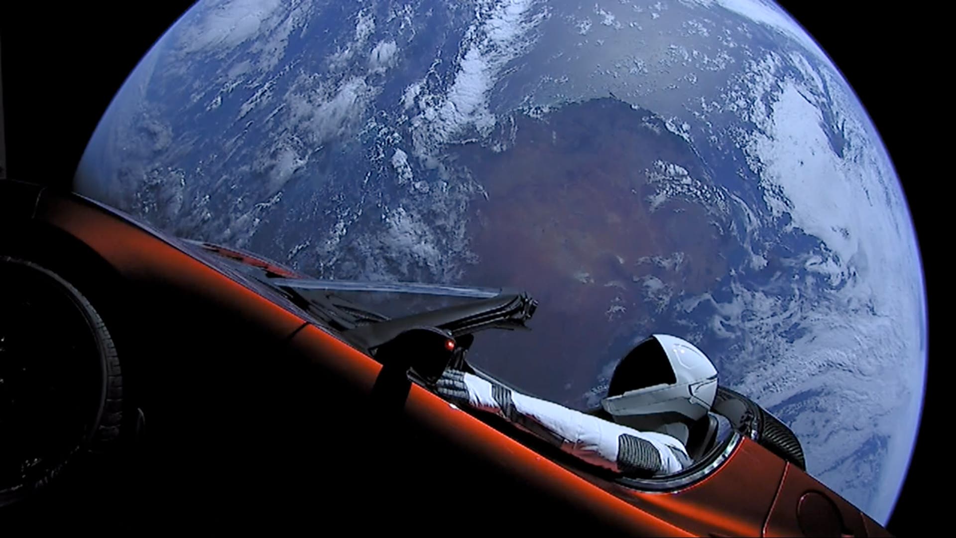Starman fährt seinen Tesla voll aus