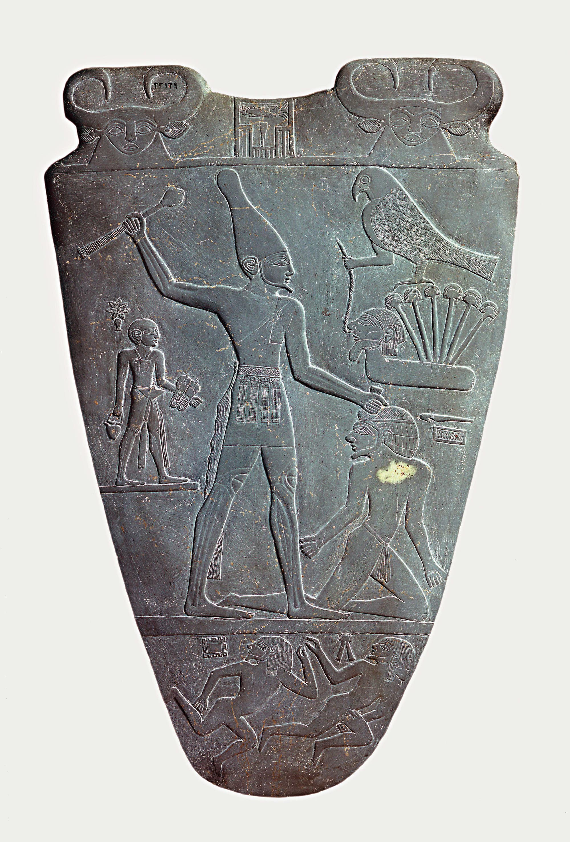 Wie der Name am oberen Griff des zirka 5000 Jahre alten Schieferobjekts belegt, handeln die Bilder von Pharao Narmer.