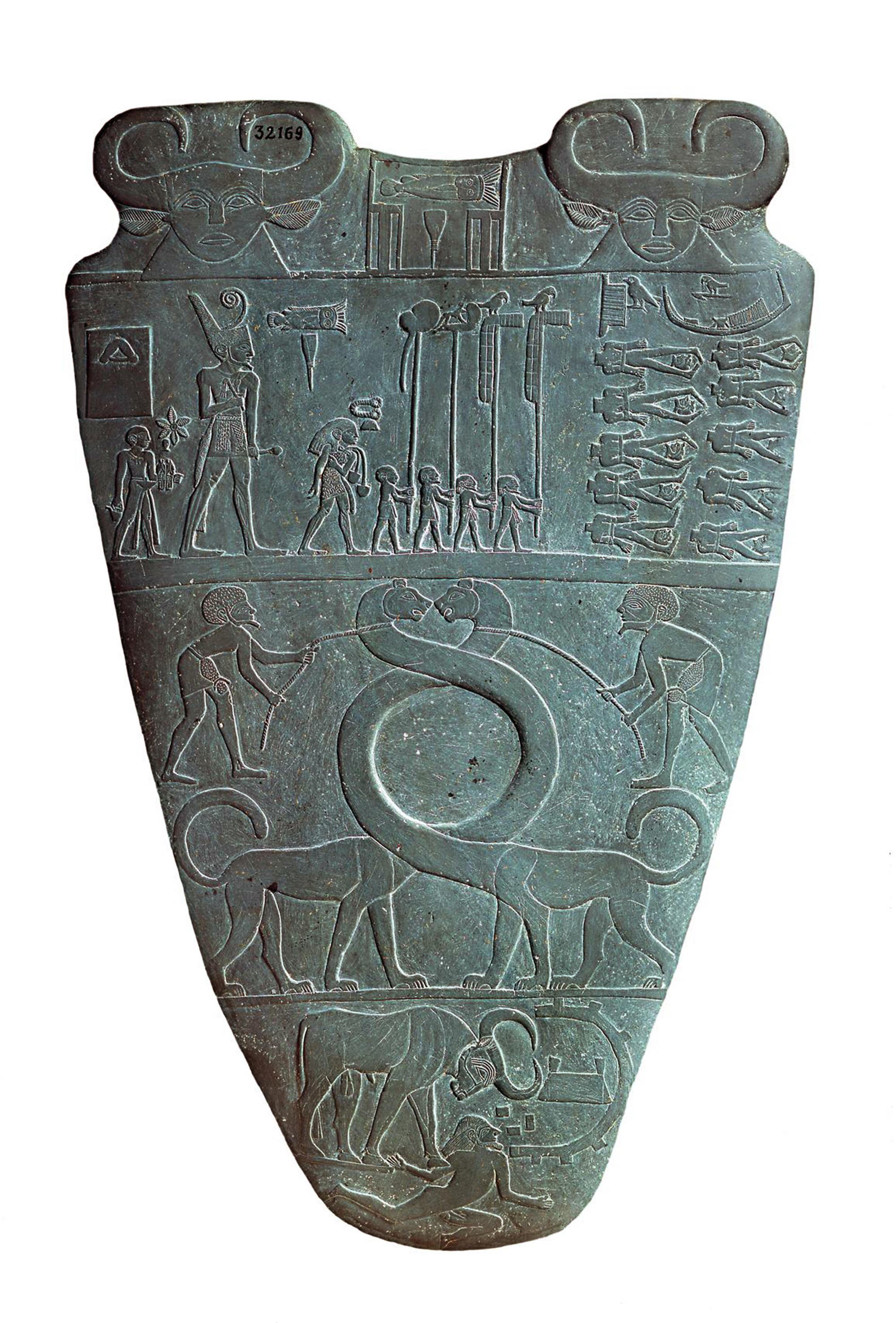 Wie der Name am oberen Griff des zirka 5000 Jahre alten Schieferobjekts belegt, handeln die Bilder von Pharao Narmer.