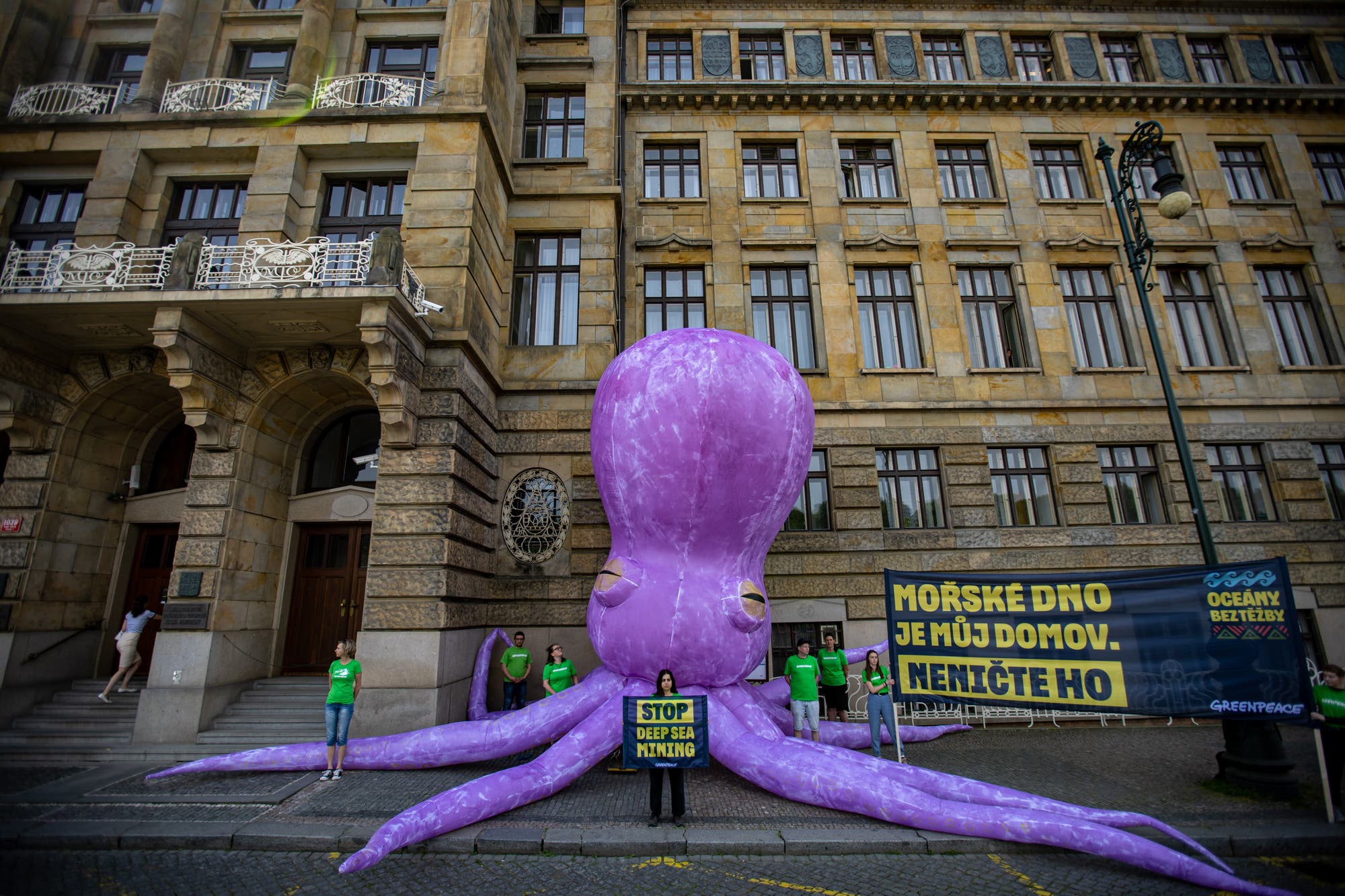 Greenpeace-Protest vor dem tschechischen Wirtschaftsminsterium