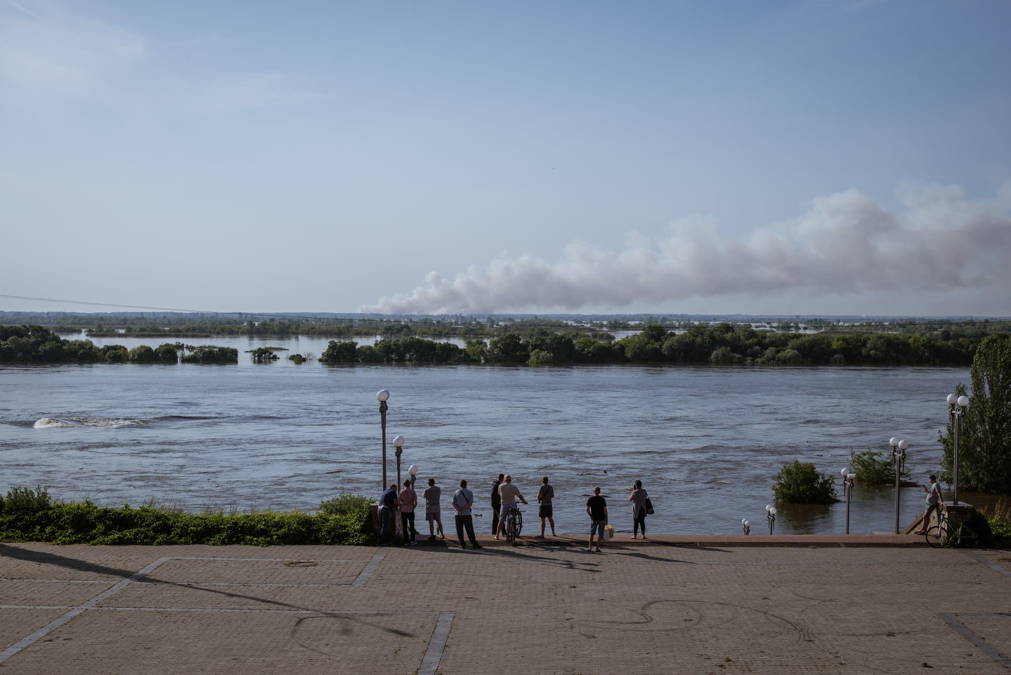 Menschen betrachten die Überschwemmungen am Dnepr