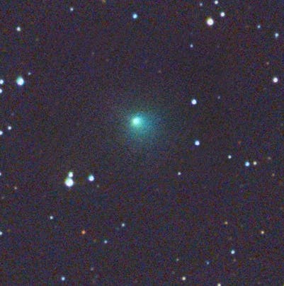 La grabación astronómica muestra la cobertura del gas de luz verde (coma) del cometa 414p/estéreo frente a un fondo de la estrella oscura. Una cola del cometa también es reconocible.