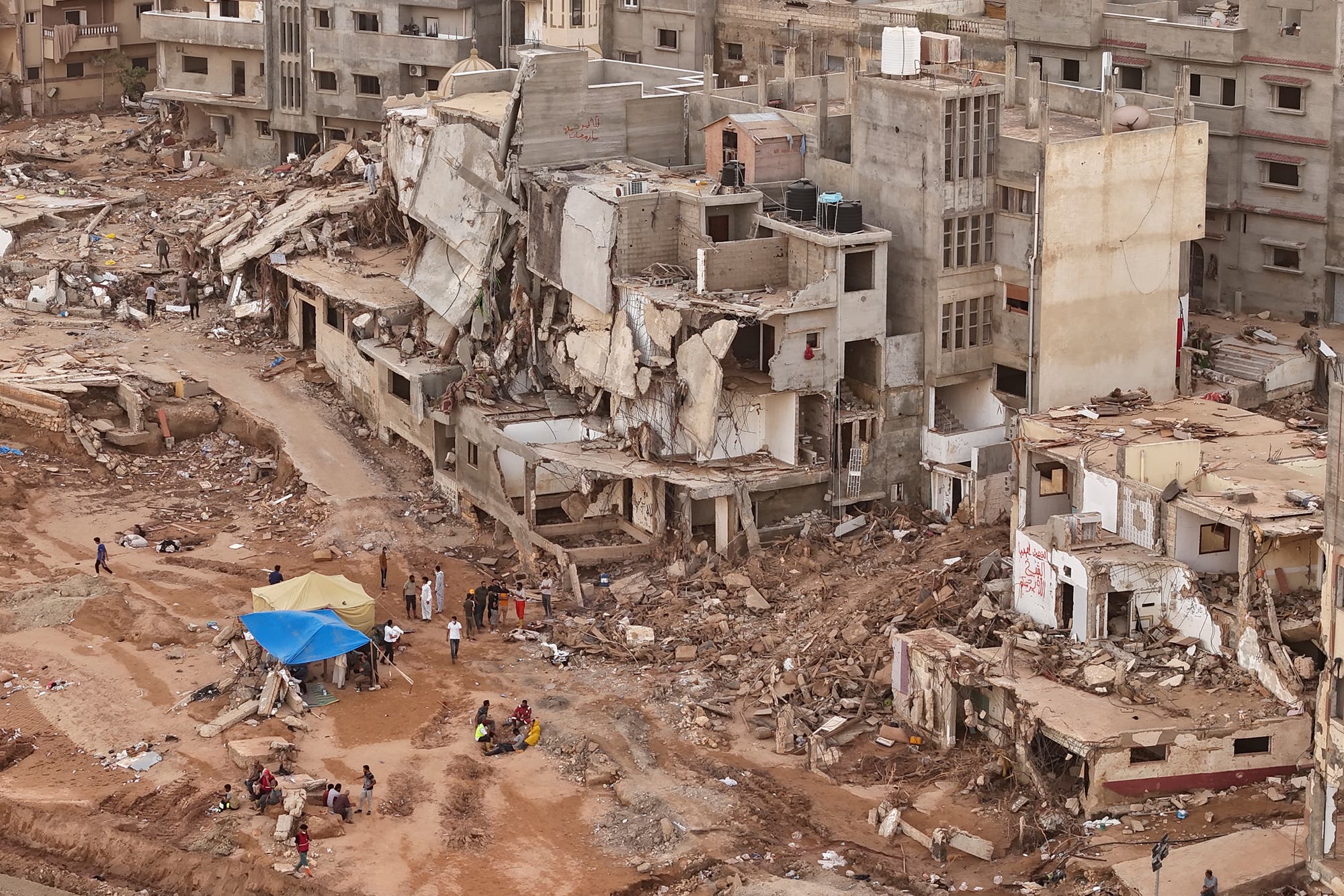 Zerstörte Häuser in der libyischen Stadt Derna. Helfer suchen in den Trümmern nach Überlebenden