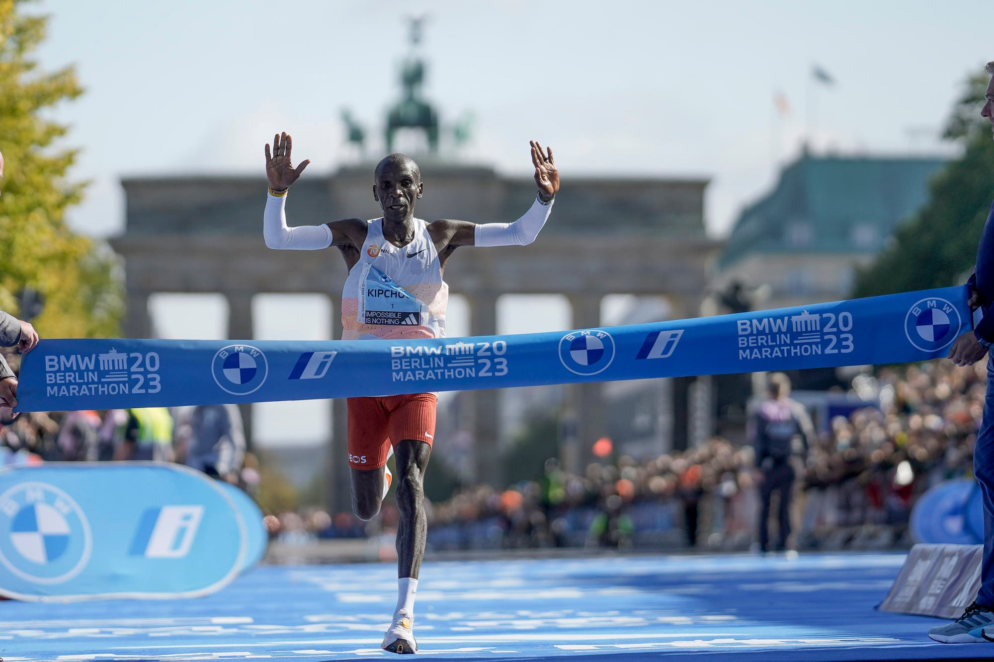 Der Kenianer Eliud Kipchoge durchläuft als Erster das Ziel beim Berlin-Marathon im September 2023.