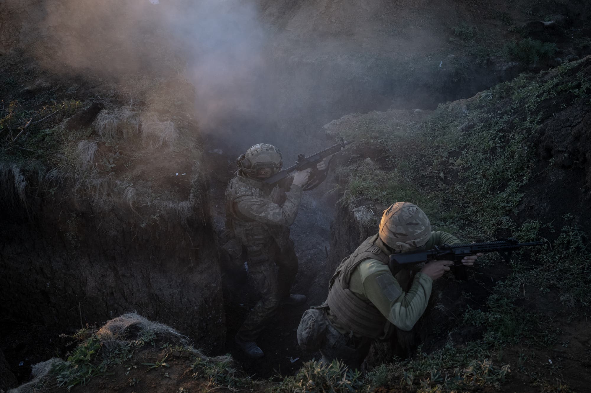 Ukrainische Soldaten trainieren den Stellungskampf im Wald