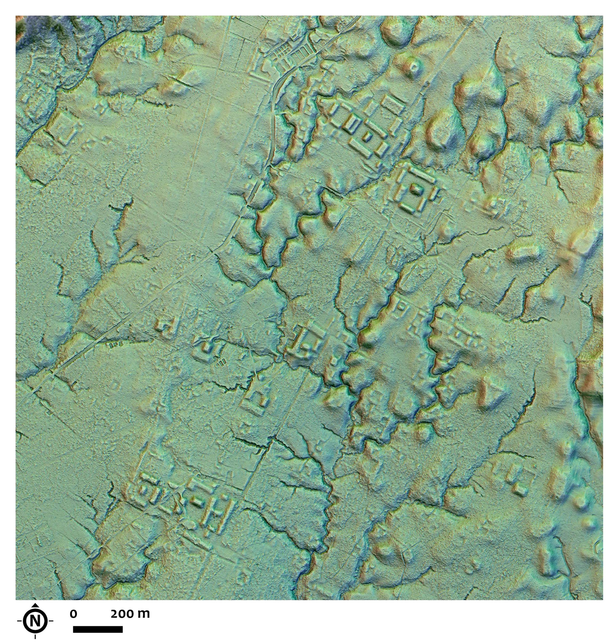 Eine detaillierte topografische Karte zeigt ein Gelände mit erkennbaren archäologischen Strukturen im Tal des Upano in Ecuador. Die Karte ist in verschiedenen Grüntönen gehalten, um Höhenunterschiede darzustellen. In der unteren linken Ecke befindet sich eine Maßstabsleiste mit einer Nordpfeilmarkierung und einer Skala von 0 bis 200 Metern. 