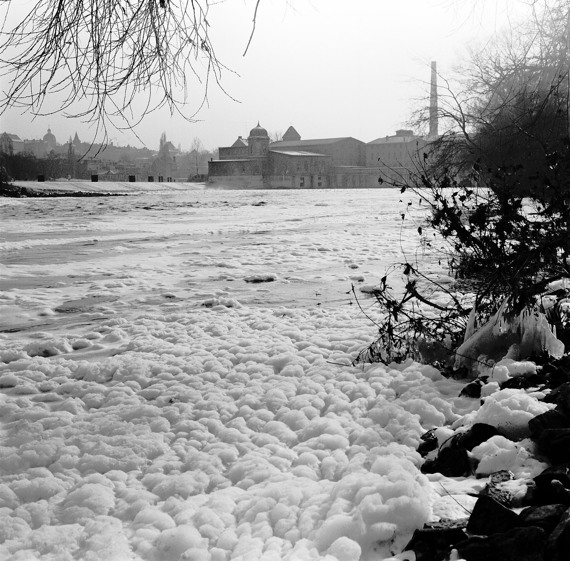 Die Saale im Februar 1981 in der Stadt Bernburg. Ein dichter Schaumteppich bedeckt den Fluss.