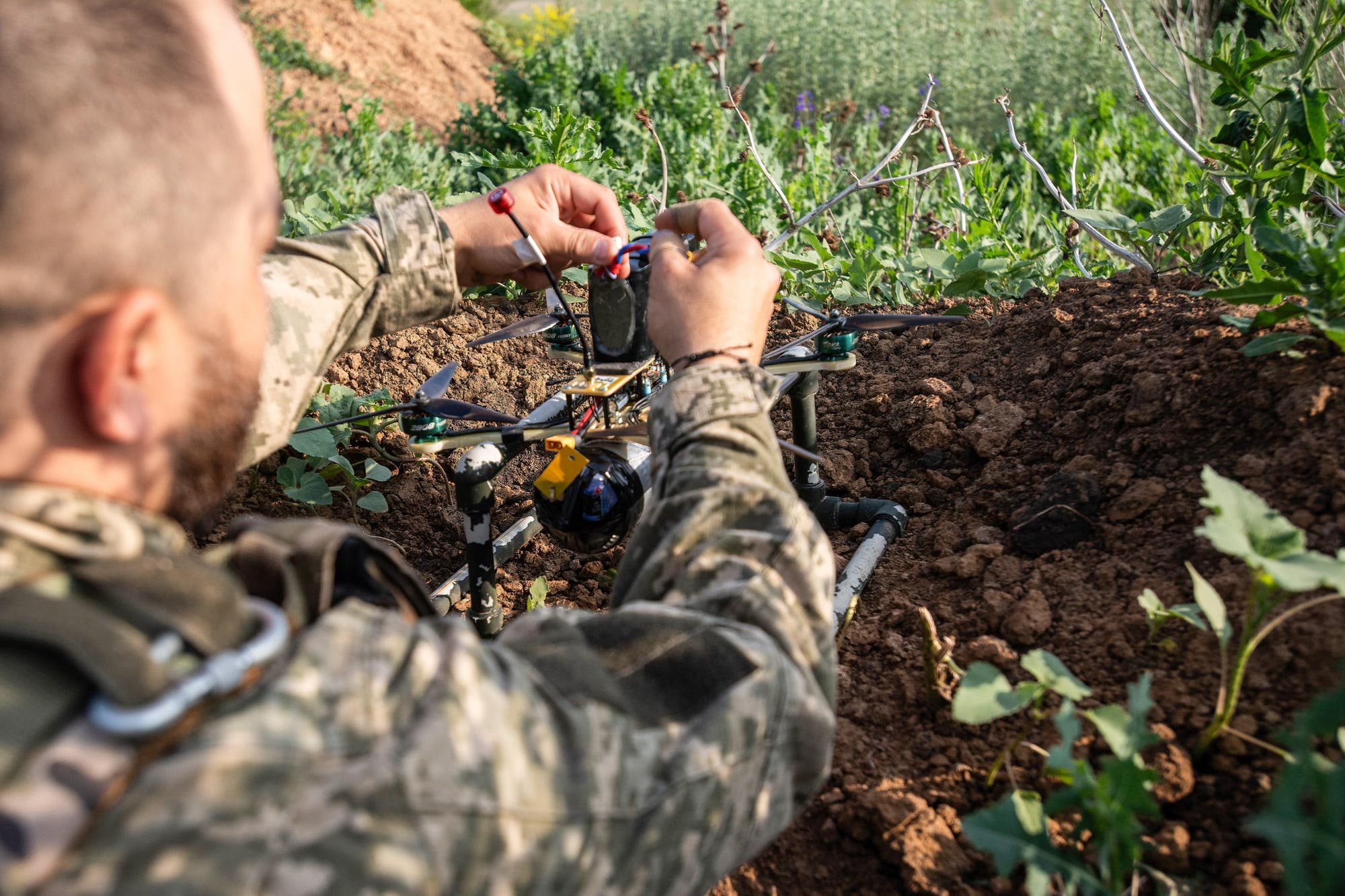 Ukrainischer Soldat mit FPV-Drohne