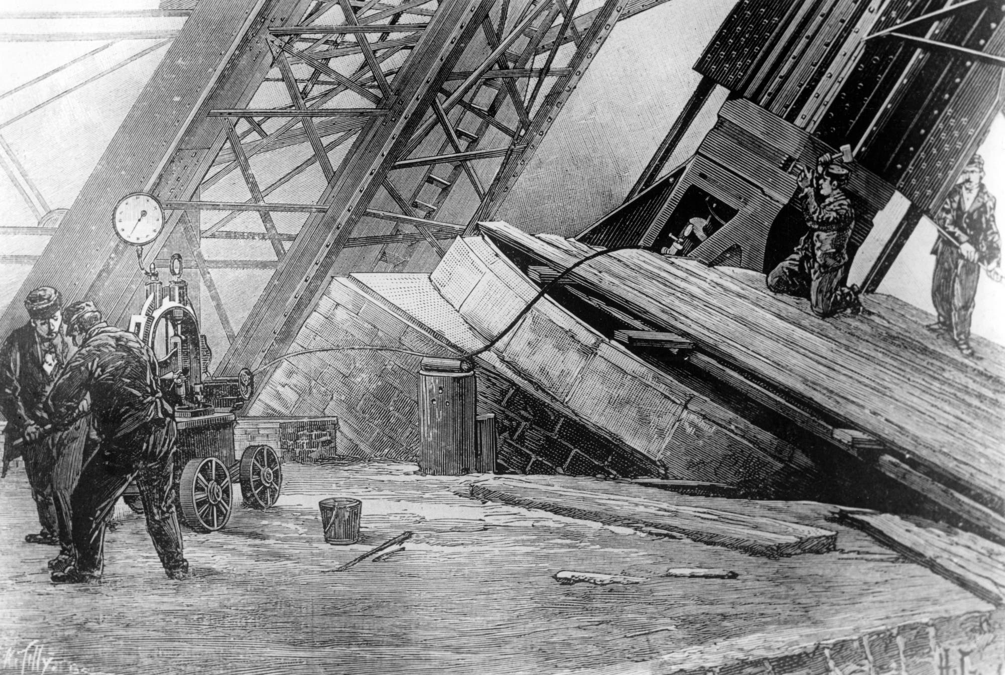 Mit Hilfe von Hydraulikpumpen und Sandkisten brachten Arbeiter die Pfeiler des Turms in Position. Der Holzstich stammt aus dem Jahr 1889.
