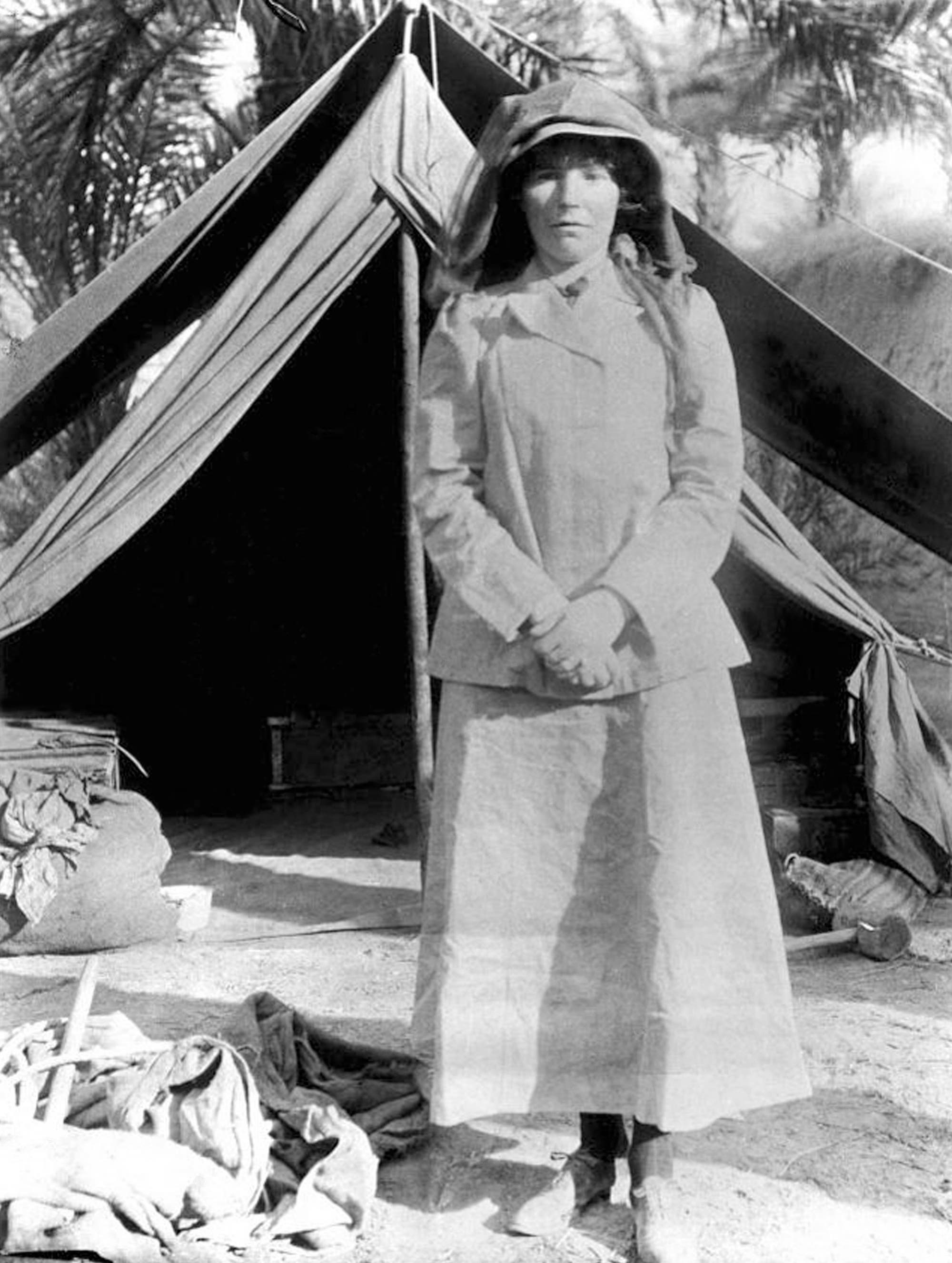Die Britin Gertrude Bell steht vor einem Zelt bei den Ausgrabungen in Babylon im Jahr 1909.