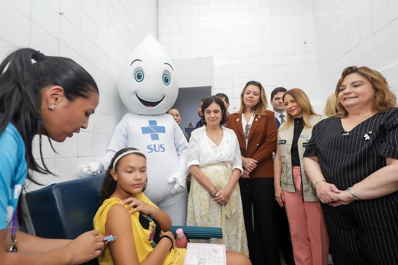 Ein Kind wird gegen Dengue-Fieber geimpft im Beisein der brasilianischen Gesundheitsministerin.