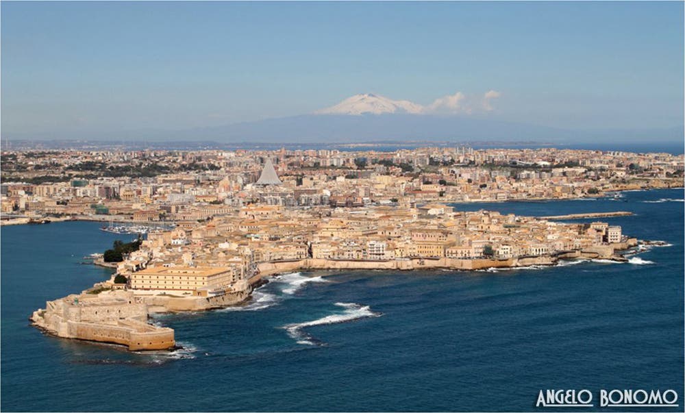 Luftaufnahme der Stadt Syrakus auf Sizilien, mit Ätna im Hintergrund