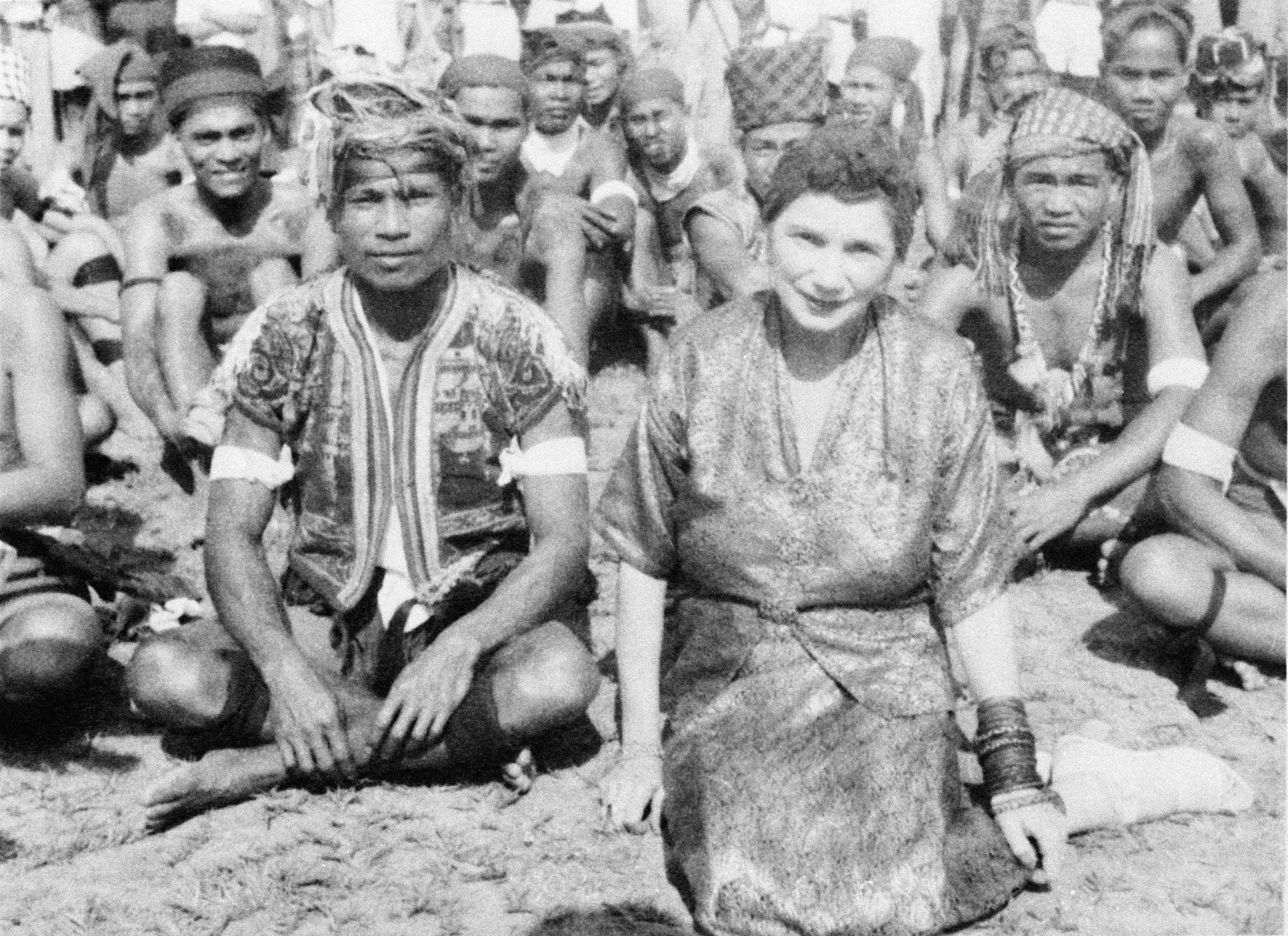 Die Fotografie aus dem Jahr 1940 zeigt Sylvia Brooke in Sarawak mit Einwohnern des Königreichs.