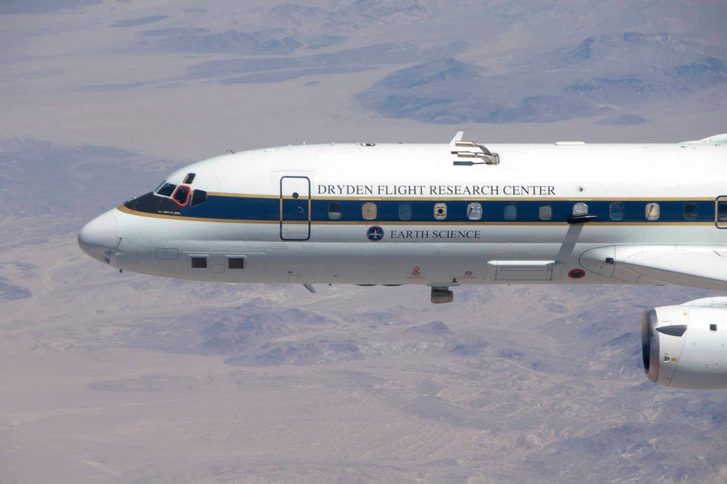 Das DC-8 Airborne Science-Labor der NASA bei einem Kontrollflug über der kalifornischen Mojave-Wüste.