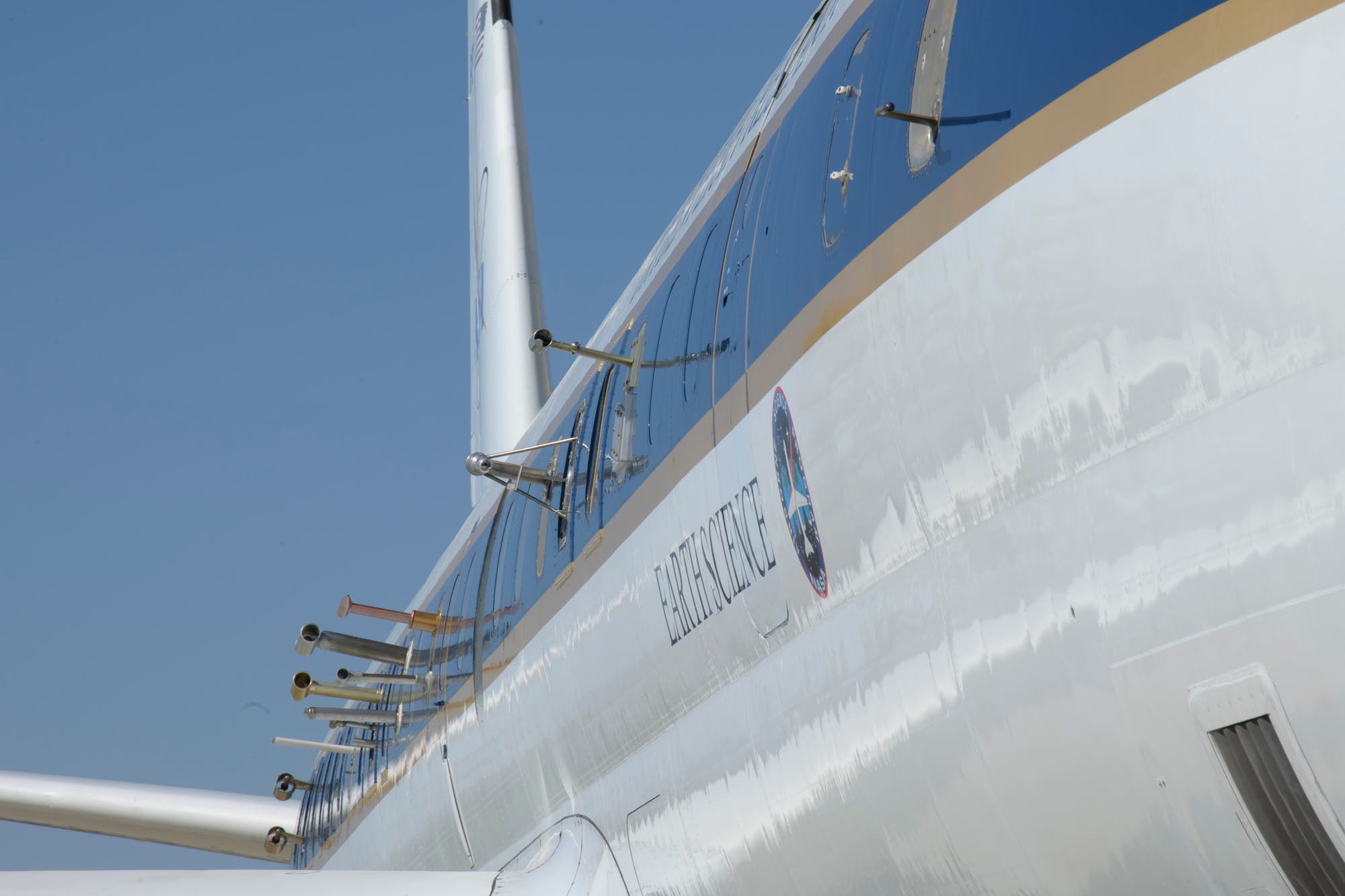 Sonden an der Außenseite des DC-8 Airborne Science-Labors der NASA zur Sammlung von Atmosphärenproben.