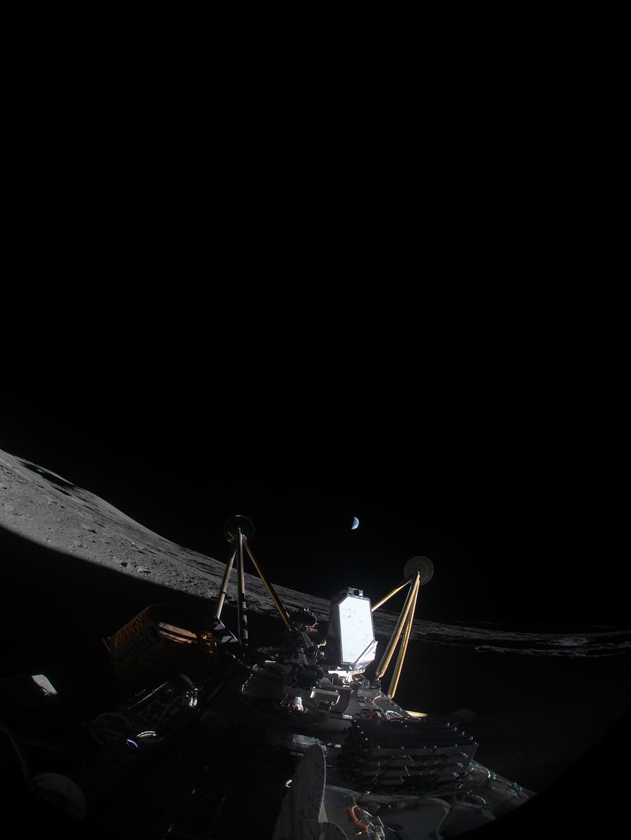 Eine Raumsonde auf der Mondoberfläche mit der Erde im Hintergrund, die als kleiner, halb beleuchteter Planet erscheint. Die Sonde hat goldene Streben und reflektierende Oberflächen. Der Mond ist teilweise im Schatten, und der Weltraum ist dunkel. Keine Menschen sind sichtbar.