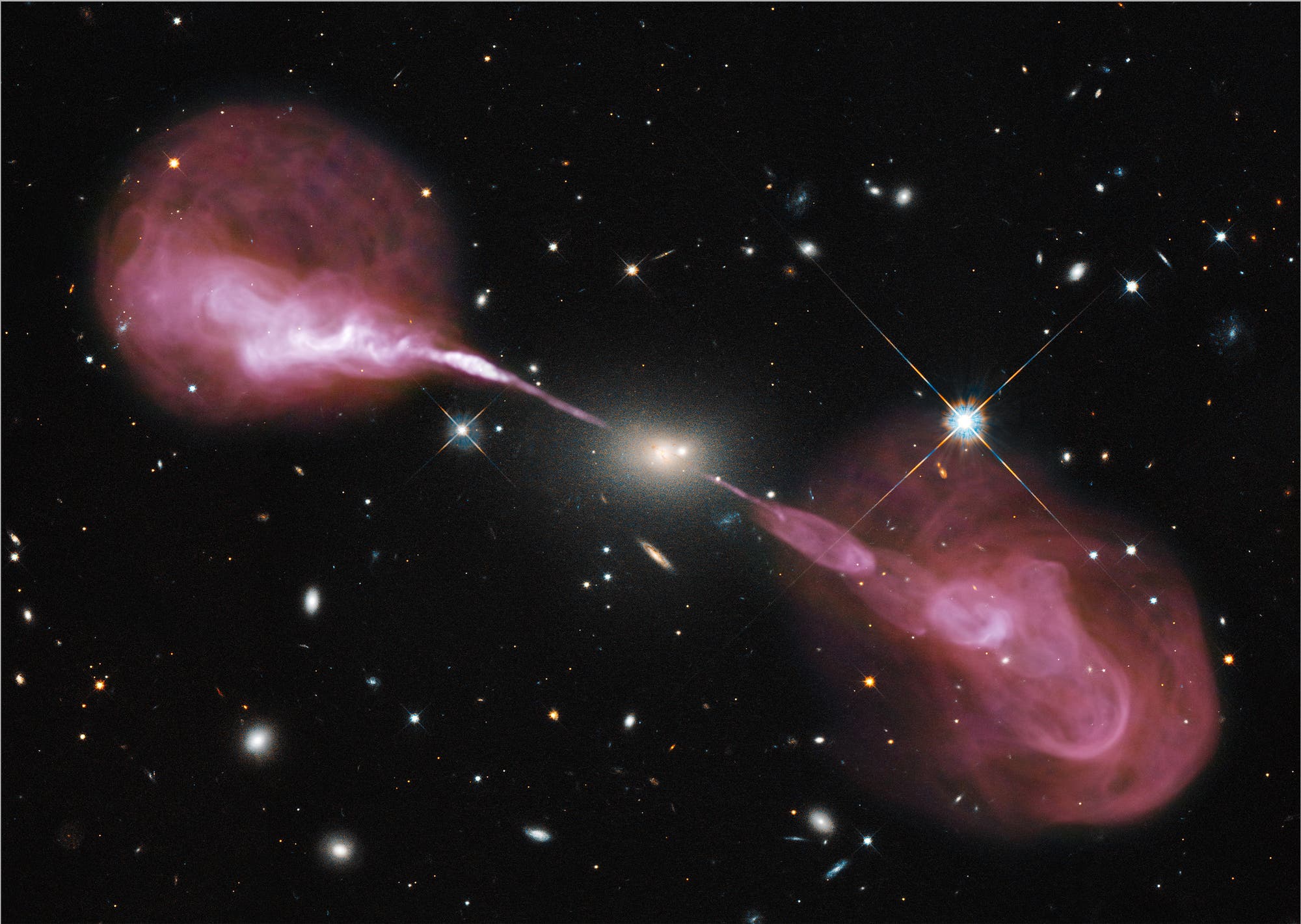 Die aktive Galaxie Hercules A zeigt spektakuläre Jets